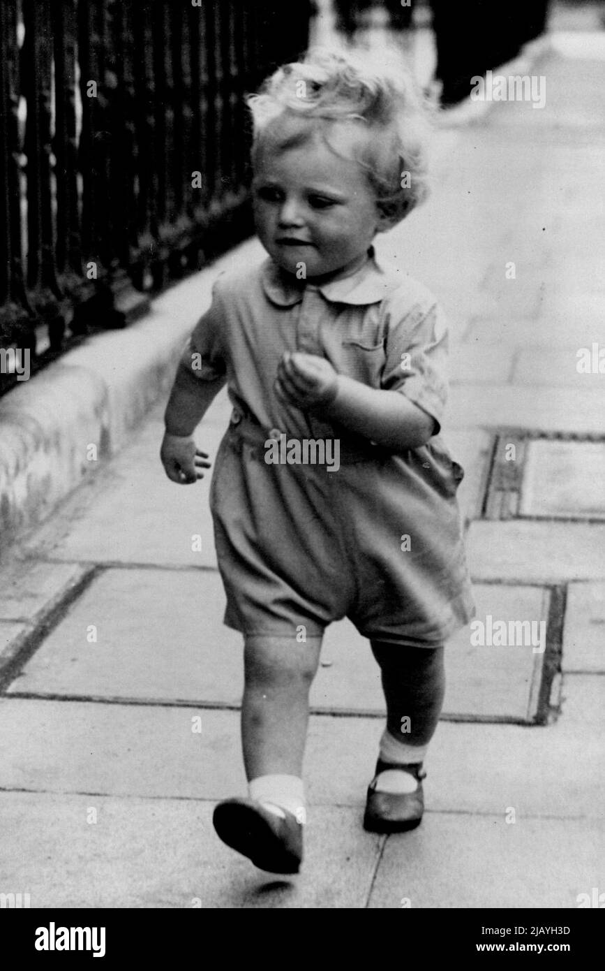 Une vraie puce au large de l'ancien bloc : le petit-fils du premier ministre marche -- le jeune Winston Churchill s'est défait pendant une promenade à Londres. Le petit Winston Churchill, fils de 20 mois du capitaine et de Mme Randolph Churchill, et petit-fils du premier ministre, est venu à Londres de son lieu d'évacuation en temps de guerre dans le pays pour voir sa mère, qui est dans le W.V., le capitaine Randolph est dans le Commando. 05 juin 1942. Banque D'Images