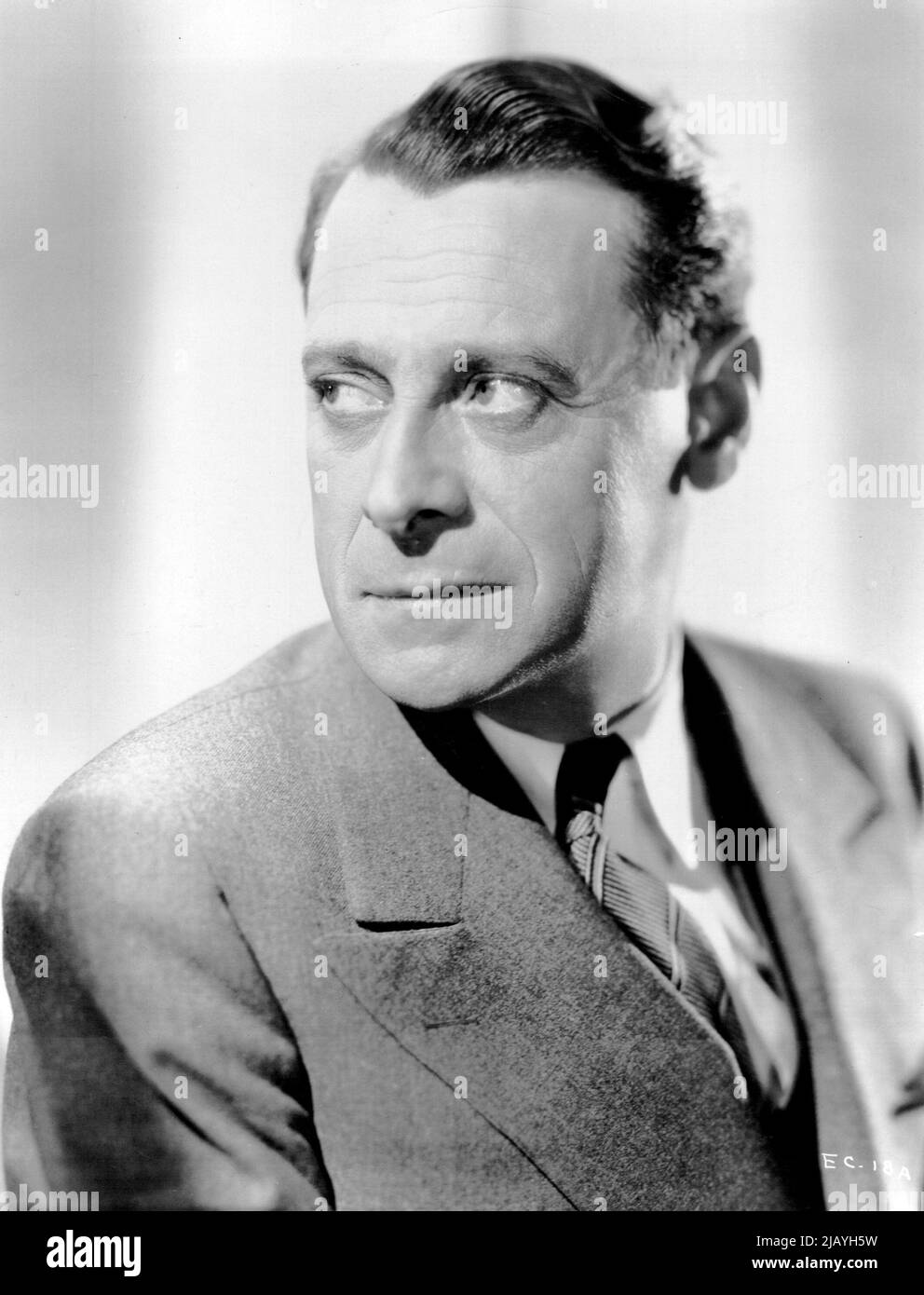 L'un des acteurs les plus recherchés de l'écran, Eduardo Ciannelli, plus connu pour ses rôles de film inter-préparatifs puissants ''lourd'. Anciennement de la scène de New York, Ciannelli a fait ses débuts dans le film 'Winterset' de RKO radio et a marqué dans de nombreux films subséquents dans ce studio, sa dernière affectation étant un rôle en vedette dans 'Law of the Underworld', dans lequel Chester Morris et Anne Shirley sont en tête de la scène. Loin d'être un "lourd" hors de l'écran, cet acteur sombre-cheveux est l'un des membres les plus populaires de la colonie de film, est heureux marié et est un père fier. 14 octobre 1947. Banque D'Images