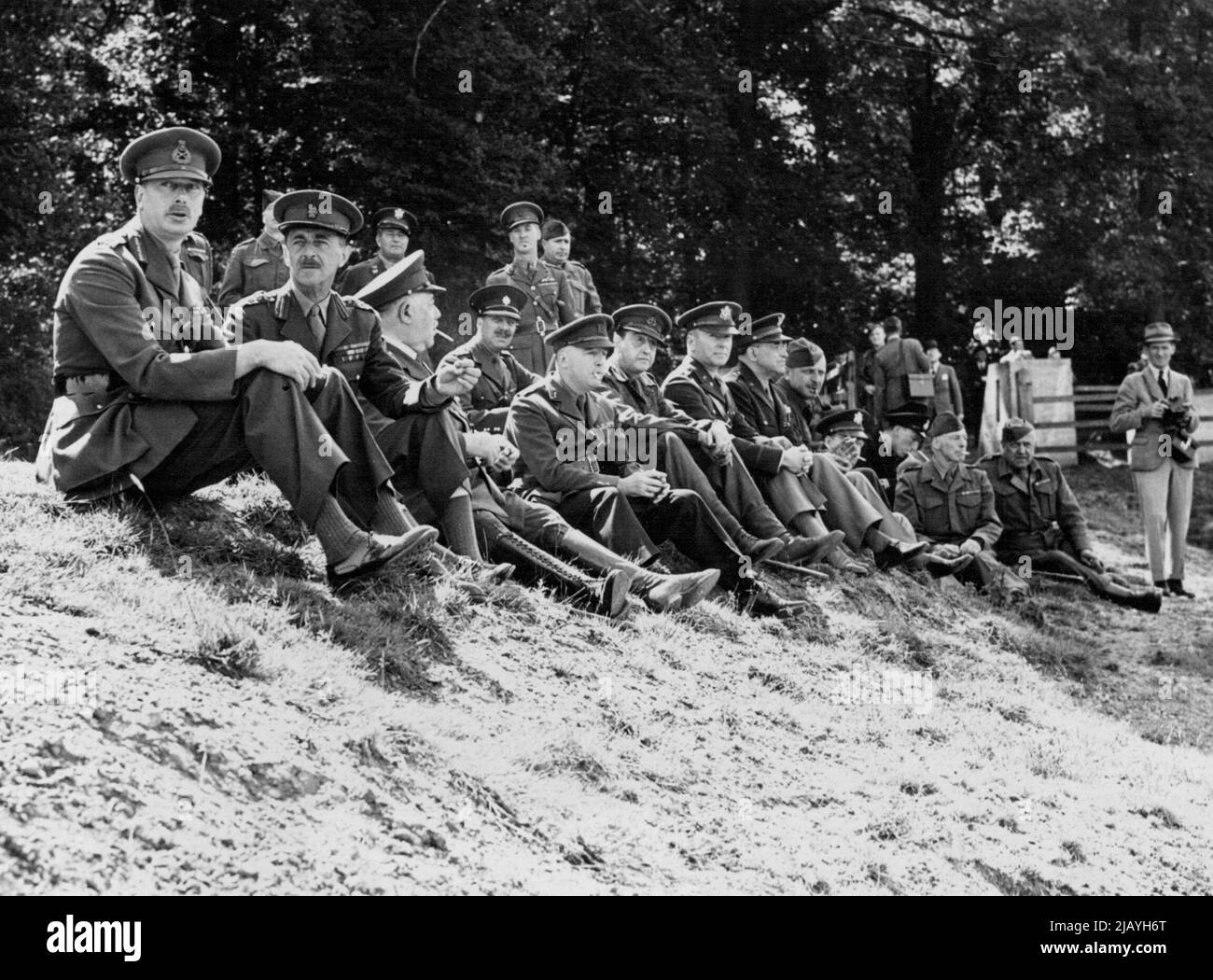 Le duc et les Américains voient la garde à domicile -- le duc de Gloucester avec des officiers et des officiers américains assis sur l'herbe à regarder la manifestation. Le duc de Gloucester et un groupe d'officiers de l'armée américaine ont assisté à une démonstration de la garde à domicile de la lutte contre les nombres, menée par des membres des bataillons du Middlesex. 30 août 1943. (Photo de London News Agency photos Ltd.). Banque D'Images