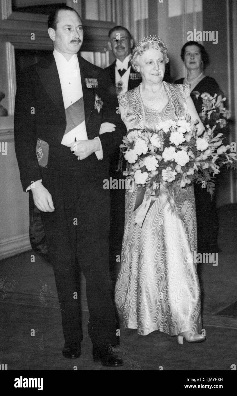 H.R.H.le duc de Gloucester (président de l'hôpital) assiste au dîner d'appel à l'hôpital de l'aide de Saint Bartholomew à la maison de maître de Londres. H.R.H. le duc de Gloucester escortant Lady Bowater (la Lady Mayeress) dans la salle de banquet. 30 janvier 1939. Banque D'Images