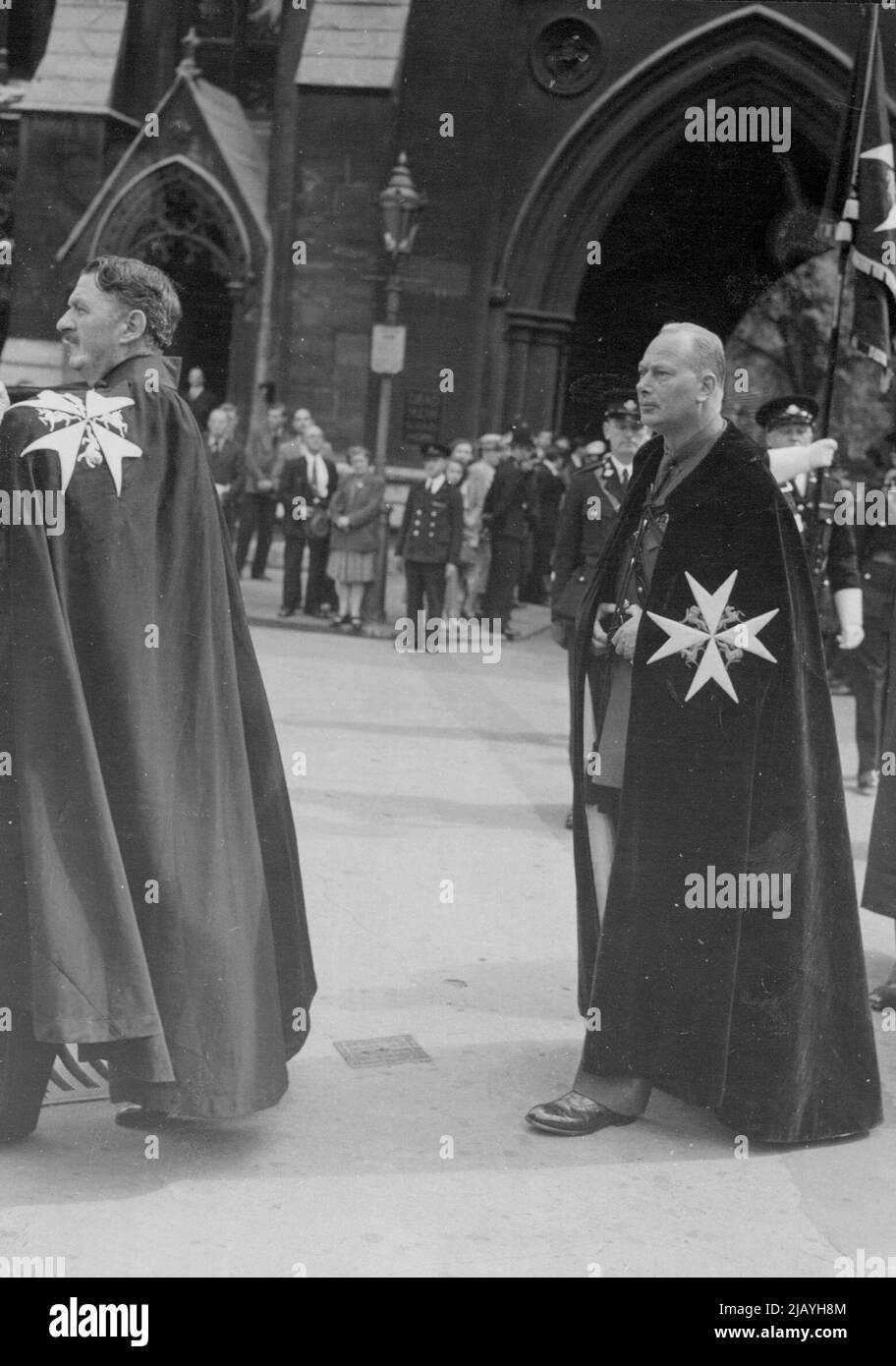Duc de Gloucester au Service de commémoration de St. John's -- le duc de Gloucester, portant ses robes comme Grand avant de l'ordre de St. John de Jérusalem, marchant en procession à un service de commémoration à l'abbaye de Westminster après qu'il ait installé Lord Wakehurst comme Lord avant de l'ordre. La cérémonie d'installation a eu lieu à la Maison de l'Église. 24 juin 1948. Banque D'Images