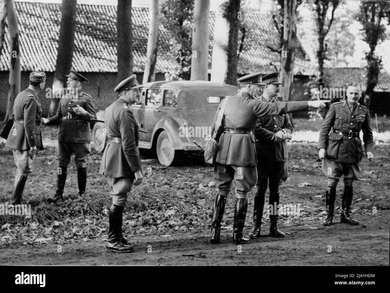 Duc de Gloucester en visite d'inspection avec le commandant en chef britannique en France - le duc de Gloucester (au centre) suivant le doigt pointé d'un autre officier et le général Lord Gort (à gauche) en conversation avec un officier français comme le mouvement des troupes et de l'équipement a été discuté près d'une ferme. Le major-général le duc de Gloucester, chef de liaison de la force expéditionnaire britannique, était parmi les officiers qui ont accompagné le général Lord Gort, commandant en chef lors d'une visite d'inspection. 12 novembre 1939. (Photo par British Official Photograph). Banque D'Images