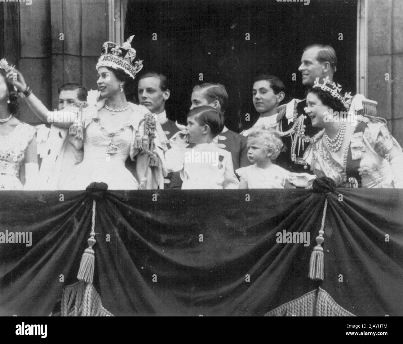 Royal Family Watches R.A.F. Couronnement Salute -- la reine Elizabeth II et certains membres de la famille royale se tiennent hier sur le balcon du Palais de Buckingham pour observer les avions de la Royal Air Force voler en hommage au couronnement. Avec la Reine se trouvent son fils, le prince Charles, sa fille, la princesse Anne, la reine mère Elizabeth et le duc d'Édimbourg. À l'extrême gauche se trouve l'une des servantes d'honneur de la Reine. À l'arrière se trouvent les quatre pages de la reine mère Elizabeth. 2 juin 1953. (Photo par AP Wirephoto). Banque D'Images