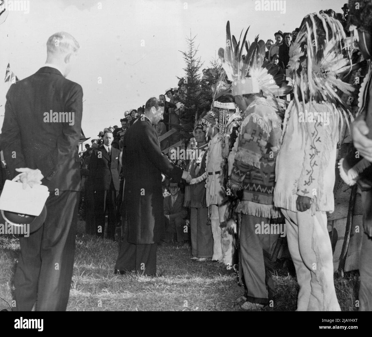 Le roi George rencontre les Indiens d'Amérique -- le roi George affiche le sourire royal en échanissant des salutations avec un Indien lors de son visite, avec la reine Elizabeth, à un village indien, près d'ici, 23 mai. 25 mai 1950. (Photo d'ACME). Banque D'Images