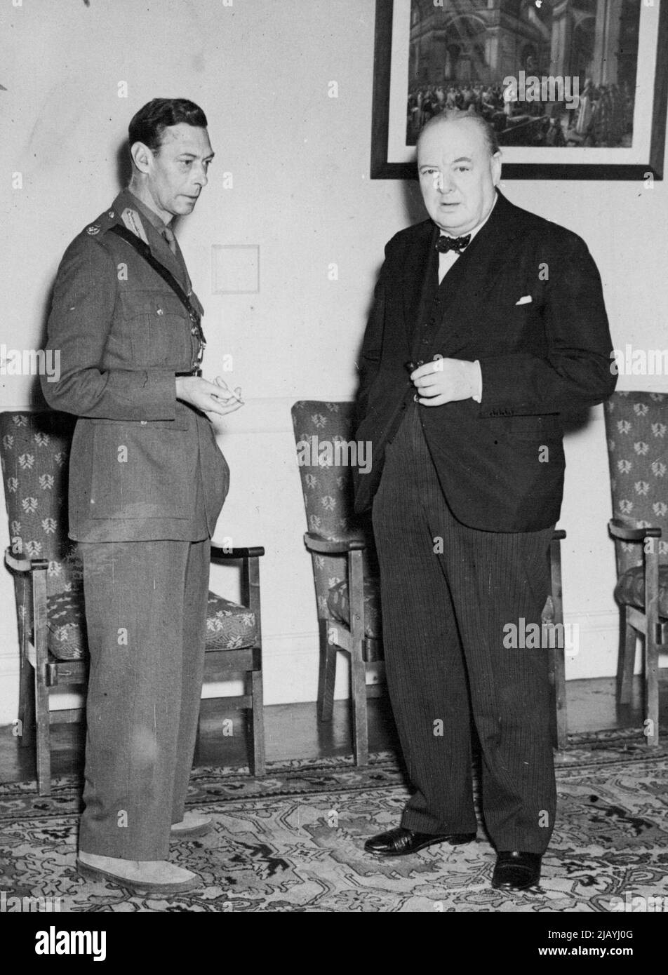 Le roi revient en Grande-Bretagne après sa campagne nord-africaine -- H.M. la station du roi R.A.F. en Grande-Bretagne à laquelle le roi revient. H.M. le Roi est retourné dans ce pays par avion ce matin (25th juin 1943) après sa tournée en Afrique du Nord. Pendant la Seconde Guerre mondiale, feu le roi fut appelé à prendre de nombreuses décisions vitales et, dans ce travail, son homme de droite était le célèbre Premier ministre britannique. Monsieur Winston Churchill. Cette image est l'une des nombreuses scènes familières de ce genre quand les deux ont eu des conférences fréquentes. 25 juin 1943. (Photo par British Official Photograph). Banque D'Images