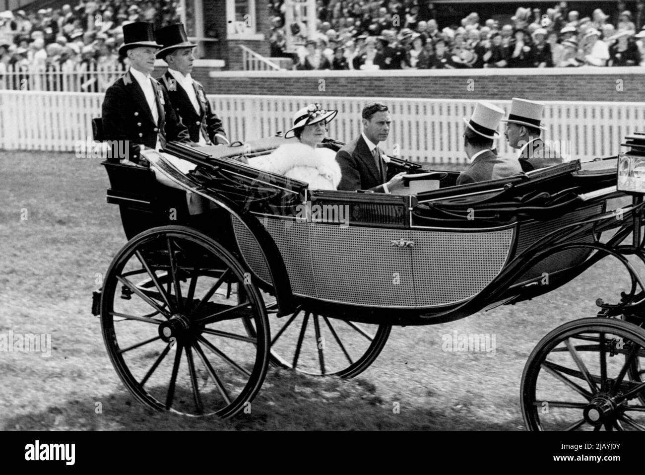 Rencontre de la course de l'année du couronnement à Ascot King et Queen assister -- le Roi et la Reine, accompagnés du duc de Gloucester et du duc de Kent, en descendant le parcours à l'arrivée à Ascot au jour le jour. 15 juin 1937. (Photo de Totopique Press). Banque D'Images