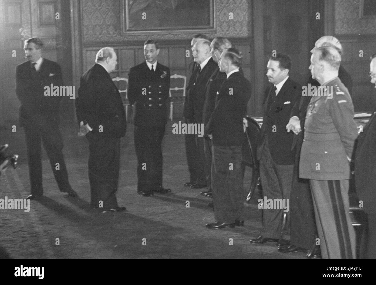 Une réunion des hommes d'État alliés au Palais Saint-James à la fin de la réunion, le roi convoque et rencontra les hommes d'État. H.M. le roi discutant avec M. Churchill, à droite, sont quelques-uns des délégués à la conférence. 13 juin 1941. (Photo par la presse d'actualité). Banque D'Images