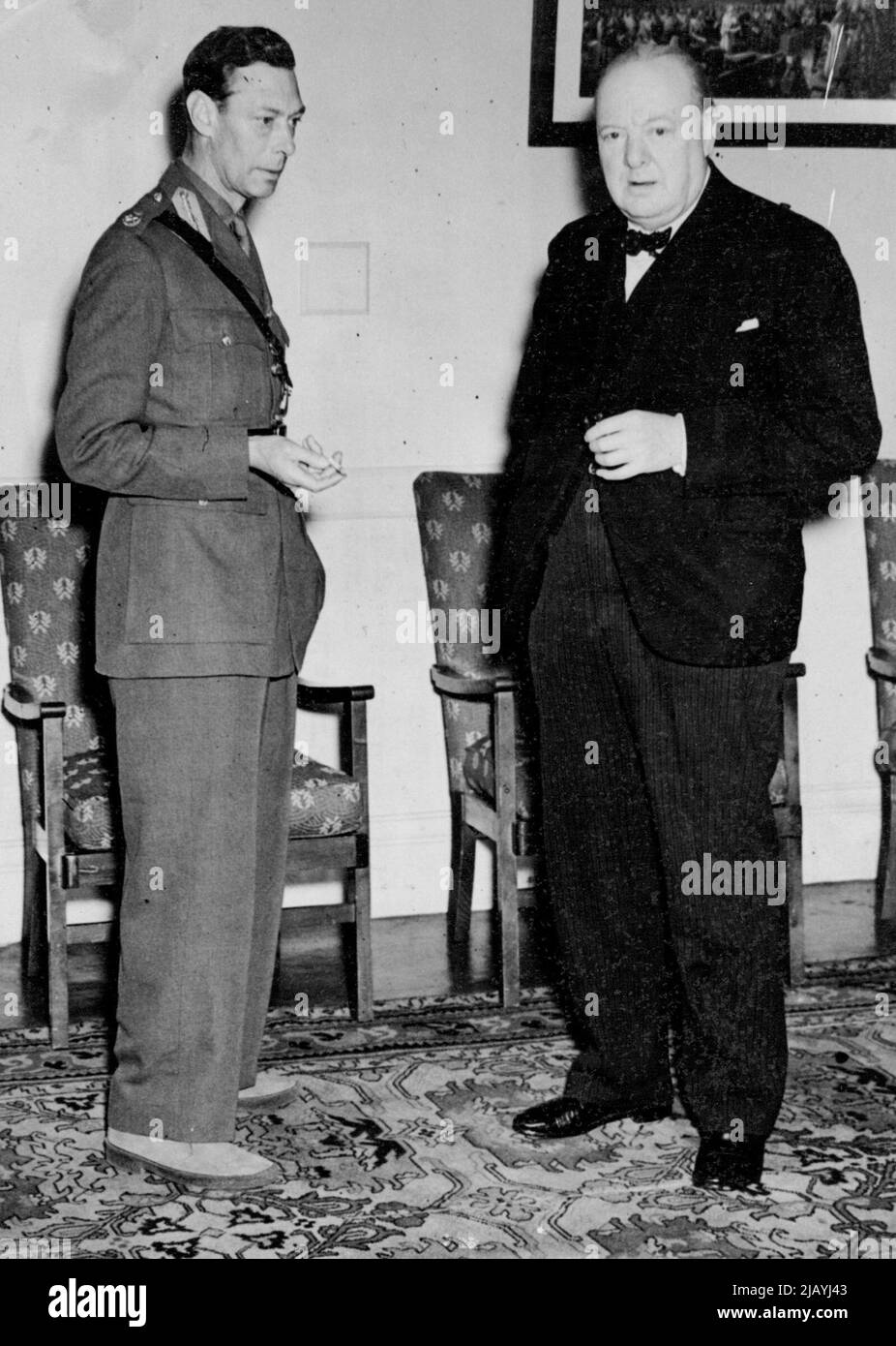 Le roi revient en Grande-Bretagne après sa campagne nord-africaine -- H.M. le roi avec M. Winston Churchill dans le mess des officiers à la station R.A.F. en Grande-Bretagne à laquelle le roi est revenu. H.M. le Roi est retourné dans ce pays par avion ce matin (25th juin 1943) après sa tournée en Afrique du Nord. 22 août 1943. (Photo par British Official Photograph). Banque D'Images