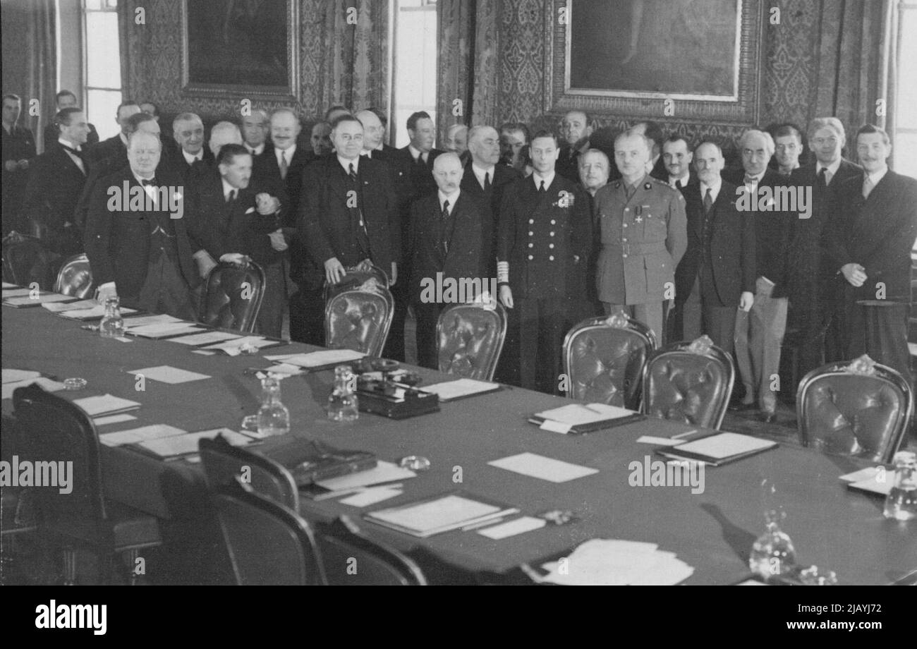 Roi rencontre les hommes d'État alliés et impériaux: Les hommes d'État alliés et impériaux se sont réunis pour la rencontre historique au Palais Saint-Jacques. De gauche à droite ils sont: (Seuls ceux dont le visage est vu sont nommés): Sir Archibald Sinclair, M. Winston Churchill, M. Simopoulos (Grèce), M. Soubotitch (yougoslaves), S.M. Bruce (Australie), Unknown, V. Massey (Canada), M. Nygaarvsvold (Norvège), M. Zaleski (Pologne), M. lie (Norvège), M. Gerbrandy (pays-Bas), M. Attlee (derrière), M. Pierlot (Belgique), Unknown the King, M. Masaryk (Tchécoslovaquie) M. Sramek (Czehoslovakia). Général Sikorski (Pologne), M. Dejean (Fre Banque D'Images