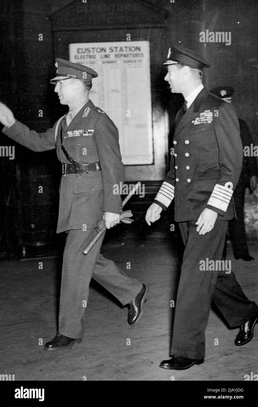 Le roi George de Grèce arrive --le roi George de Grèce photographié à son arrivée avec le roi George. Le roi George de Grèce est arrivé à Londres ce soir. 13 novembre 1941. (Photo de Keystone). Banque D'Images