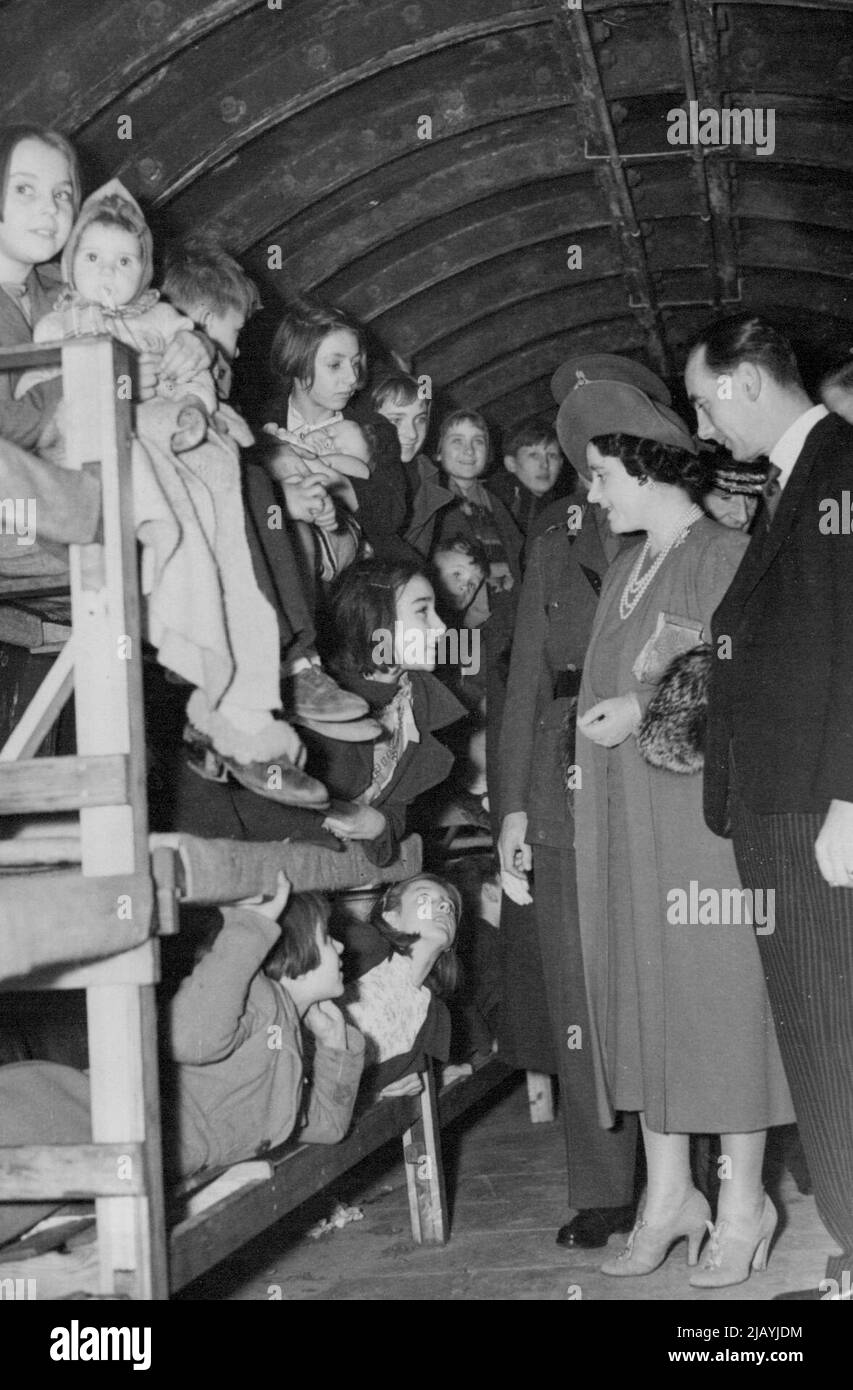 Le roi et la reine inspectent les lits superposés dans l'air et le refuge de Londres - la reine, avec le roi, derrière sa Majesté inspecte les lits superposés dans l'un des abris en plein air lors de la visite des Majestés dans le sud de Londres aujourd'hui, le 14 novembre. 29 janvier 1941. (Photo par photo de presse associée). Banque D'Images