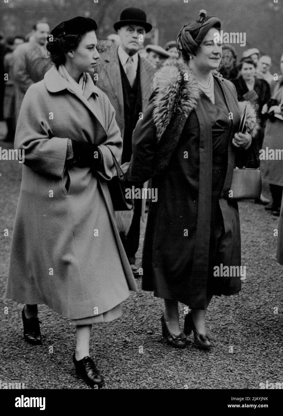 La reine mère et la princesse aux courses de Lingfield la reine Elizabeth, la reine mère et la princesse Margaret dans le paddock aux courses de Lingfield Park quand ils ont vu le cheval de la reine mère m'as-Tu-vu gagner le Blilndley Heath handicap Steeplechase à jour (samedi). La princesse Margaret a attiré plus d'attention que le cheval de la reine mère, m'as-tu-vu, qui a remporté un steeplechease lorsqu'elle a récemment fréquenté le parc Lingfield. La princesse, consciente de la mode, qui a été nommée l'année dernière l'une des dix femmes les plus habillées au monde, portait des chaussures à talons plats à lacets, avec un pardessus à la cheville. 05 décembre, Banque D'Images