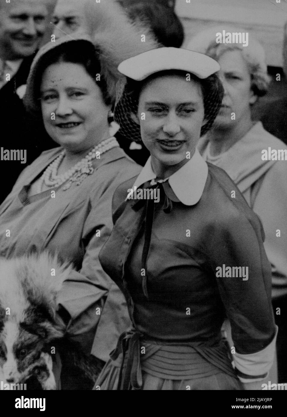 Princesse Margaret à Ascot -- la princesse Margaret est vue avec la reine Elizabeth la reine mère à Ascot cet après-midi, 17 juin. 17 juin 1953. (Photo par photo de presse associée). Banque D'Images