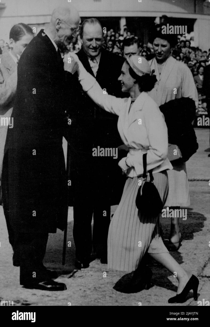 Princesse de curtseying -- la princesse Margaret curtsies comme le roi Haakon Kisses de Norvège de 80 ans sa main juste avant son départ de l'aéroport de Fornebu aujourd'hui 17 mai. Entre eux se trouve les Princes de la Couronne OLAF et à droite, la princesse Astrid, portant la casquette de l'étudiant. À gauche (en partie caché par le roi Haakon se trouve le prince Harald. La princesse Margaret a représenté la reine Elizabeth au mariage de la princesse Ragnhild au mariage de la princesse Ragnhild à l'église du village d'Asker. 15 mai. 17 mai 1953. (Photo par photo de presse associée). Banque D'Images