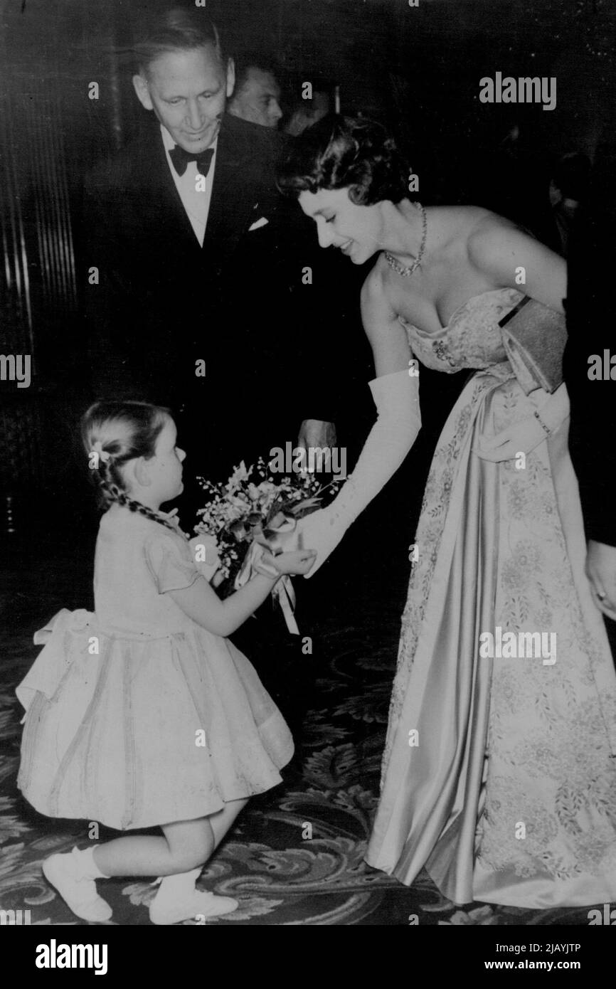 La princesse Margaret accepte un bouquet de la petite Susan Thorne lors de la première à Londres du film Dambusters la semaine dernière. Le film est basé sur le livre de Paul Brickhill sur les raids de la RAF sur les barrages de la Ruhr. 25 mai 1955. (Photo de l'Associated Press Ltd.). Banque D'Images