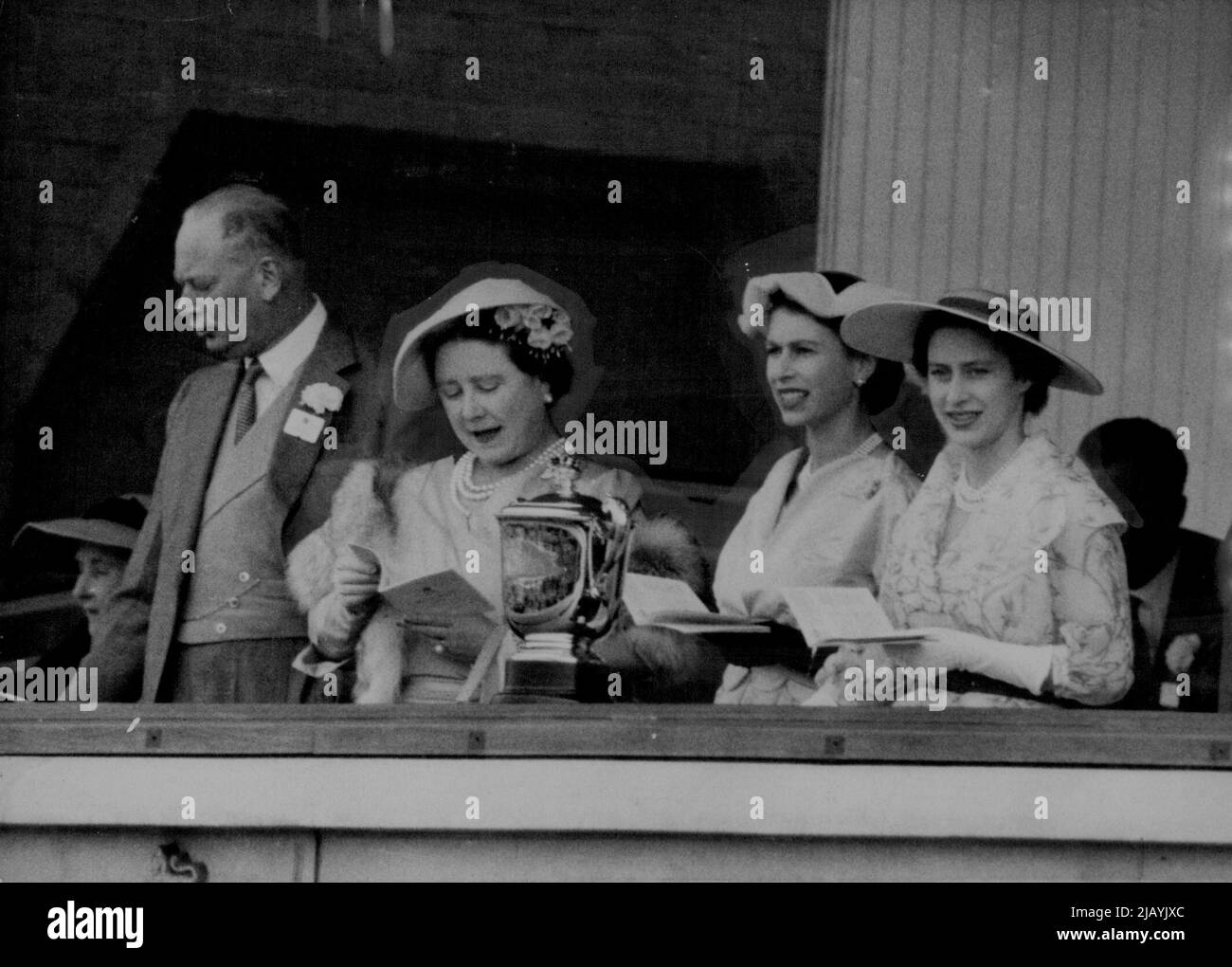 La famille royale avec la coupe de chasse -- vu avec la coupe de chasse dans la boîte royale d'Ascot cet après-midi, 16 juin, sont la reine Elizabeth II, Elizabeth la reine mère, la princesse Margaret et le duc de Gloucester. 16 juin 1954. (Photo par photo de presse associée). Banque D'Images