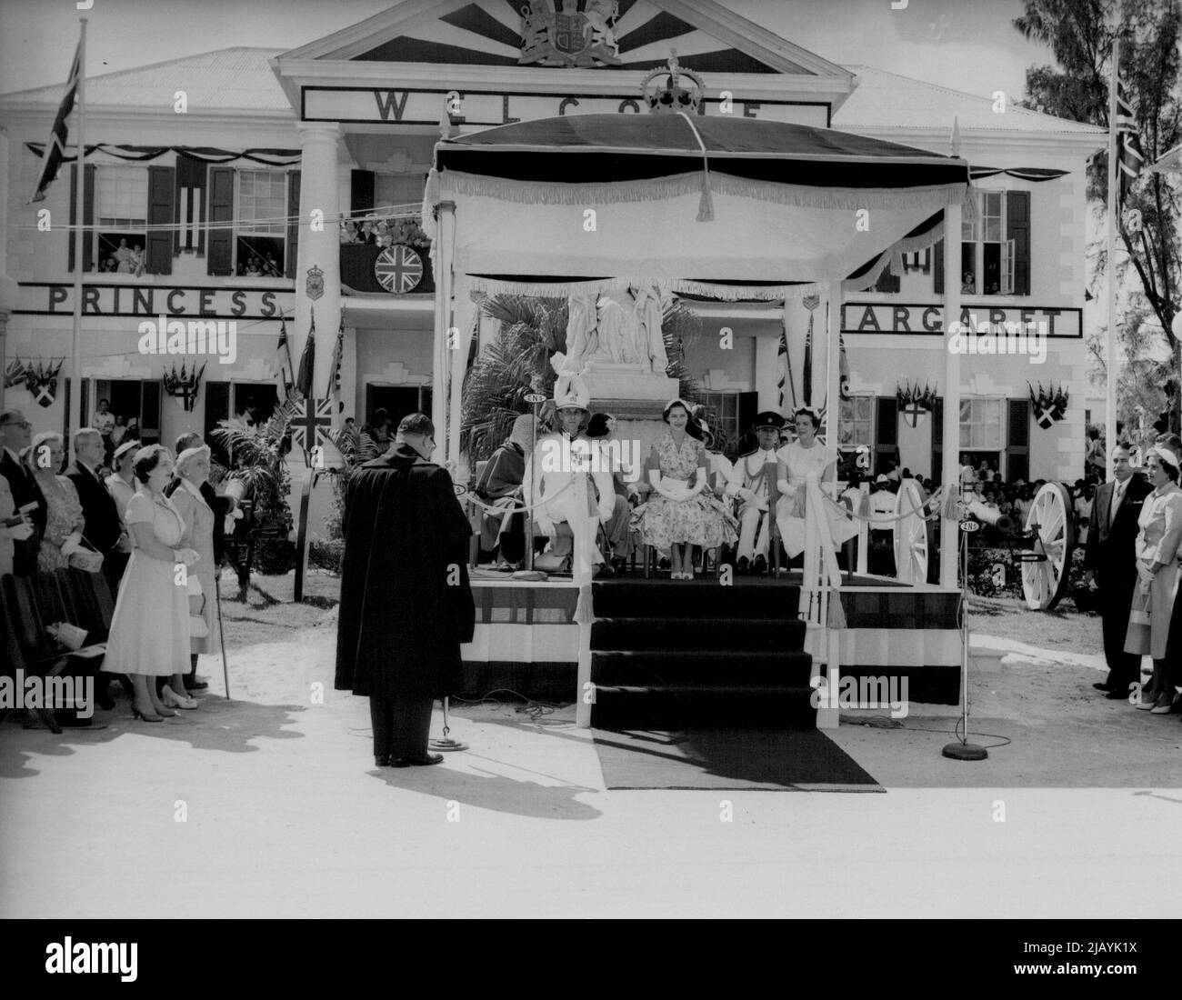 La princesse Margaret est assise sur dias à Nassau, Bahamas, le 26 février alors qu'elle écoute le discours de bienvenue sur l'île, dernière étape de sa tournée des Antilles britanniques. Assis à côté d'elle est le comte de Ranfurly, le gouverneur des Bahamas. 28 février 1955. (Photo par photo de presse associée). Banque D'Images
