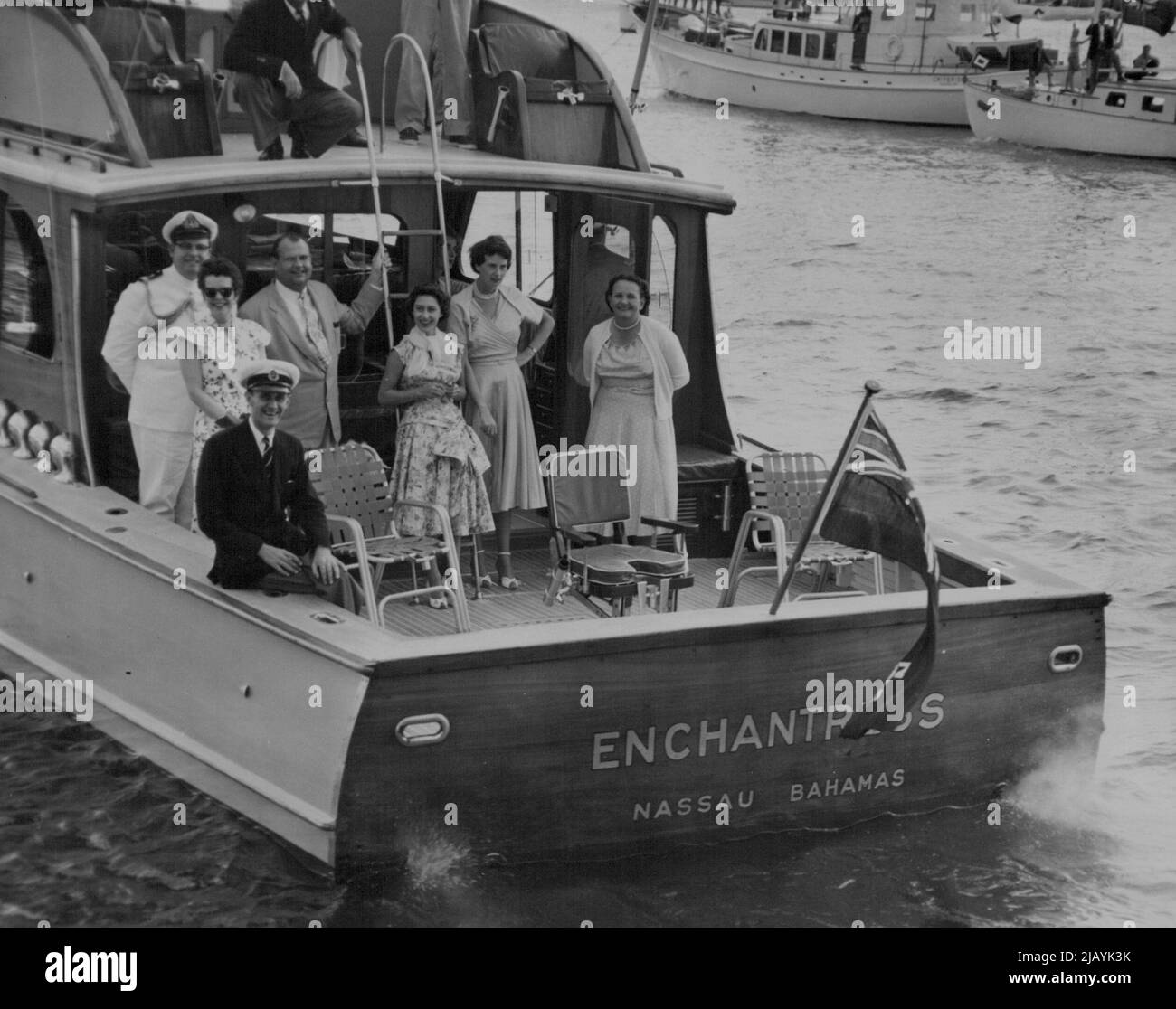 La princesse Margaret est sur le fantail du yacht 'Enchantress,' comme elle regarde les courses de yacht à Nassau, Bahamas, février 26. 28 février 1955. (Photo par photo de presse associée). Banque D'Images