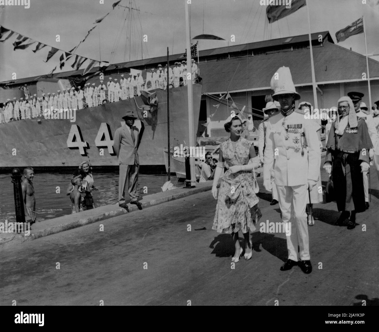 La princesse Margaret est escortée par le gouverneur, le comte de Ranfurly, alors qu'elle marche le long de Prince George's Wharf, Nassau, à son arrivée, le 26 février. 28 février 1955. (Photo par photo de presse associée). Banque D'Images