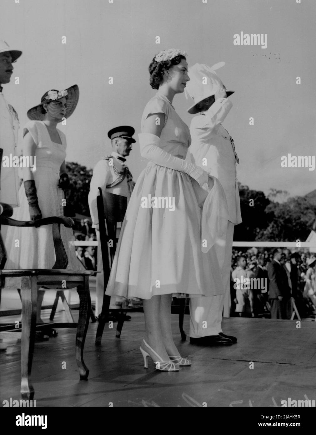 La princesse Margaret est sur le stand lors de l'examen des troupes à St. Vincent le 8 février 1954. Le gouverneur salue à droite. 18 février 1955. (Photo par photo de presse associée). Banque D'Images