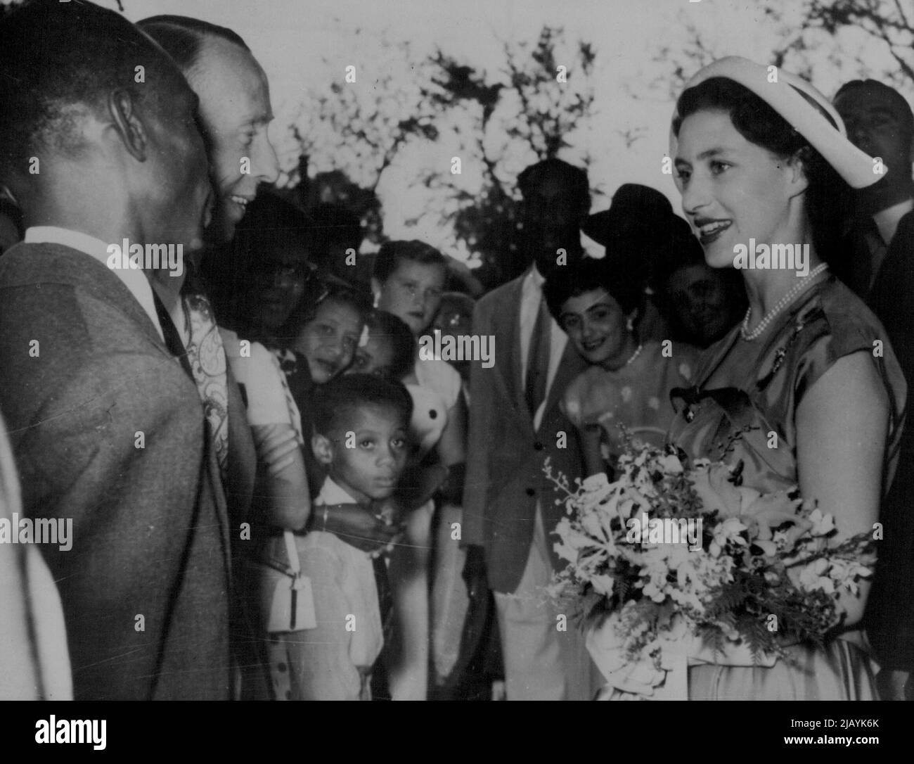 La princesse Margaret à la Barbade -- la princesse Margaret s'est associée à l'un des propriétaires de stand lorsqu'elle a visité le salon des industries et du commerce de la Barbade pendant son séjour sur l'île. La princesse Margaret poursuivant sa tournée dans les Caraïbes, est maintenant arrivée à Antigua, la sixième île qu'elle a visitée dans sa tournée jusqu'à présent. 15 février 1955. (Photo de Paul Popper, Paul Popper Ltd.). Banque D'Images
