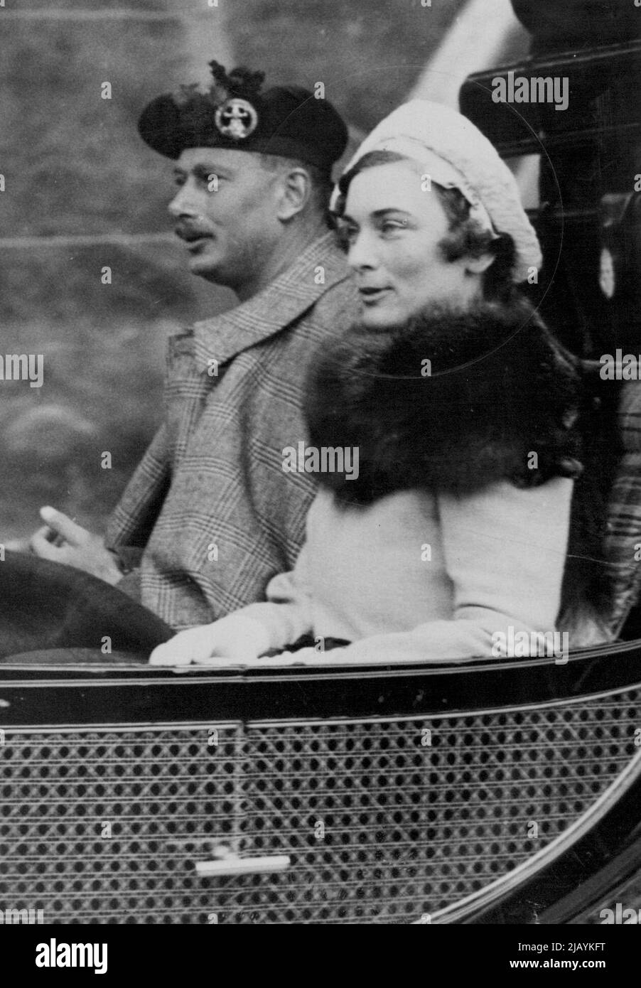 L'engagement royal -- le duc de Gloucester et sa fiancée, Lady Alice Montagu-Douglas-Scott, ont photographié pour la première fois ensemble depuis l'annonce de leur engagement, en route pour assister au service du matin à l'église Carthie, Balmoral avec le roi et la reine, hier. Première photo prise depuis l'annonce de leur engagement du duc de Gloucester et de Lady Alice Montagu-Douglas-Scott. 21 octobre 1935. (Photo de Totopique Press). Banque D'Images