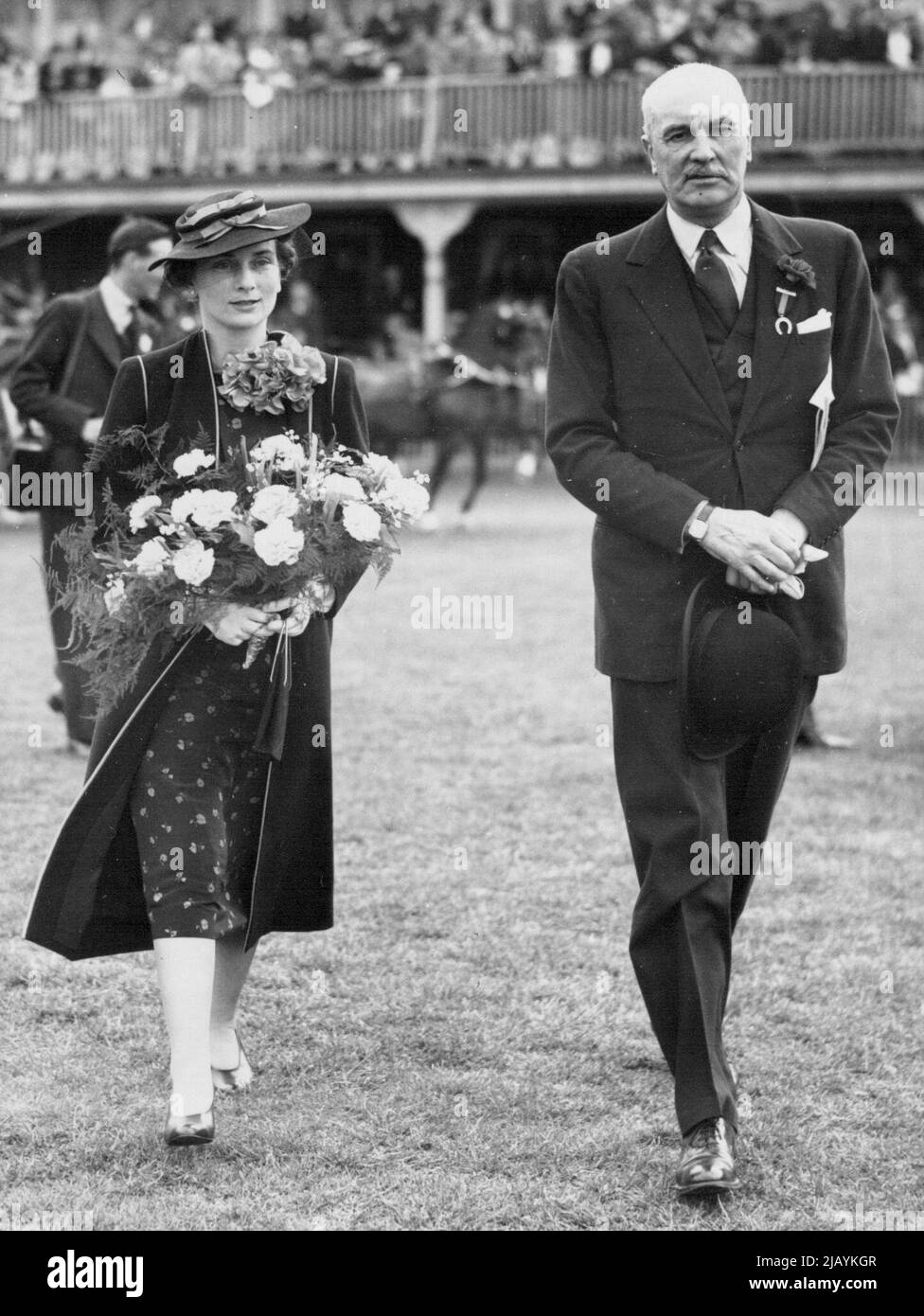 Le Royal Horse Show, à Richmond: H.R.H. la duchesse de Gloucester accompagnée de Sir Archibald Weigall, qui a été au jour le jour créé un baron, arrivant au Richmond Horse Show où elle a remis des prix aux gagnants. 09 juin 1938. (Photo de Sport & General Press Agency Limited). Banque D'Images