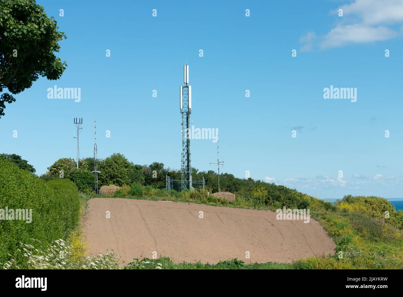 Téléphone mobile et mâts de communication sur une colline à Jersey Banque D'Images