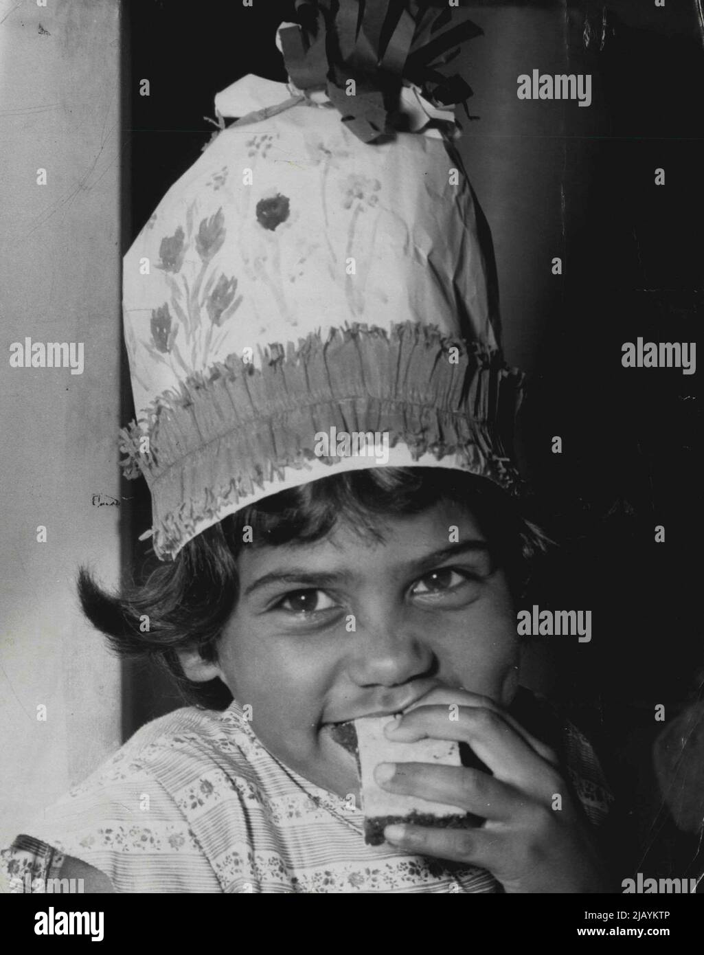 Le petit enfant autochtone, Eveline Stewart, 6 ans, mène une enfance heureuse à l'école de la Perouse. 15 décembre 1955. Banque D'Images