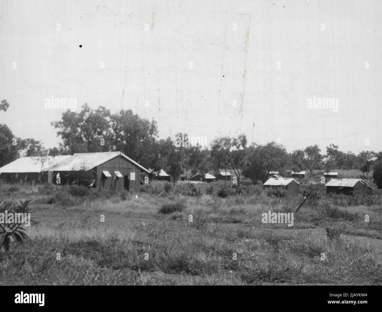 École temporaire à Delisssaville Native Settlement, à 8 miles de l'autre côté du port de Darwin avec des huttes indigènes en arrière-plan. 1 juin 1955. Banque D'Images