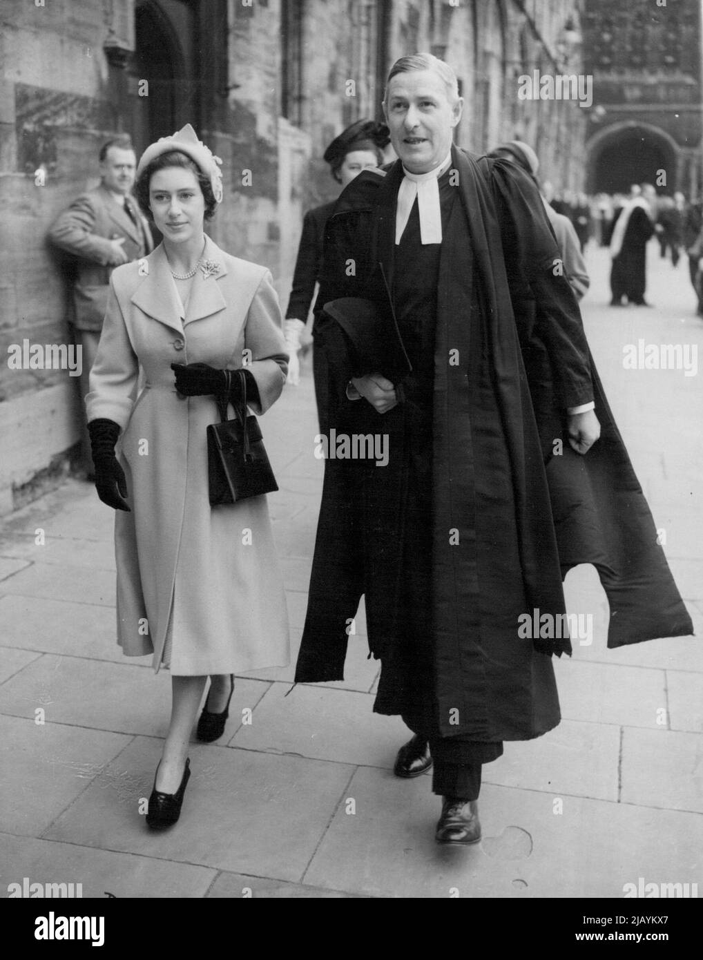 La princesse Margaret pays première visite à Oxford -- la princesse Margaret photographiée à Christ Church quand elle a commencé sa première visite officielle à Oxford au jour le jour (jeudi). Avec elle, le doyen, le Dr John Lowe. Vice-chancelier de l'Université d'Oxford, qui l'a reçue. La princesse porte un manteau de champignon-rose et un chapeau en forme de tulipe avec des panneaux insérés. 19 octobre 1950. (Photo de Reuterphoto). Banque D'Images