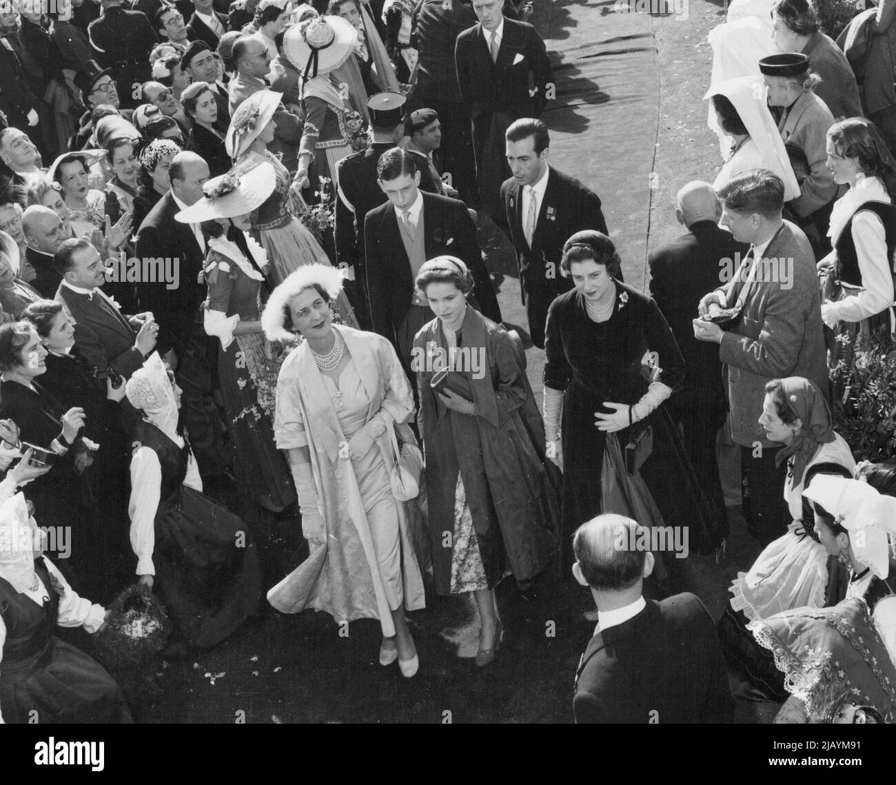 Les filles costumés curtsy comme la duchesse de Kent (à gauche, à Furry Hat) entre dans l'église avec sa fille, la princesse Alexandra (à droite) et son fils, le duc de Kent de 19 ans (derrière la duchesse). Ils représentaient la reine Elizabeth II 25 février 1955. (Photo de United Press) Banque D'Images