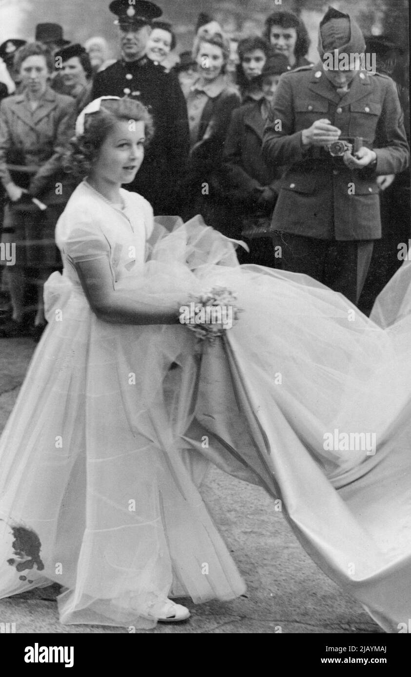 La princesse Alexandra, fille du duc de Kent et de la duchesse de Kent, a été photographiée par un soldat américain lorsqu'elle était membre de la mariée lors du mariage de Mlle Georgina Wernher et Lieut.-colonel H. P. Phillips, à l'église St. Margare, Westminster, récemment. 11 octobre 1944. Banque D'Images