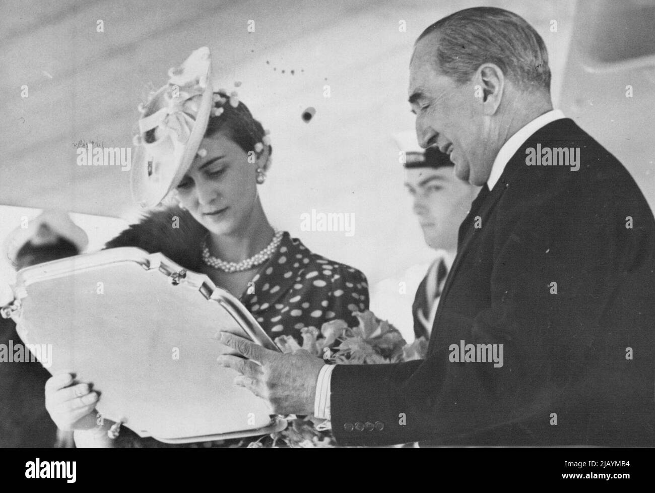 H.R.H. la Duchesse de Kent renomme le Cruiser Amphion -- H.M.A.S. « Perth » lors de son transfert à la Royal Australian Navy, au chantier naval de Portsmouth. La RT. S.M. Bruce (Haut Commissaire pour l'Australie) présente un salver d'argent à la Duchesse de Kent après la cérémonie comme souvenir. 10 juillet 1939. (Photo de Sport & General Press Agency, Limited). Banque D'Images