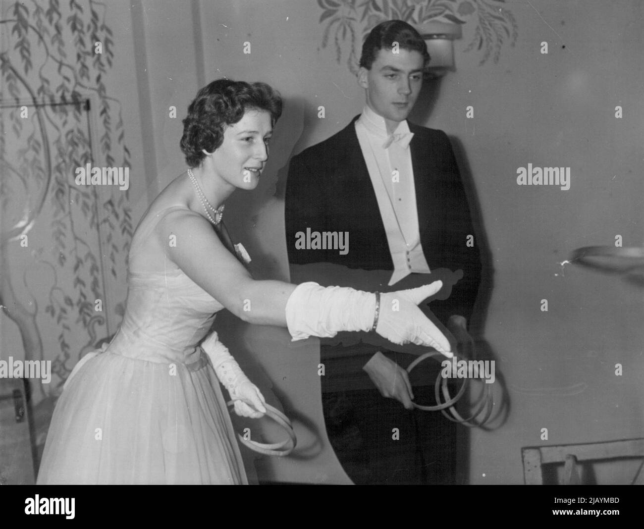 Princesse Alexandra de Kent -- la princesse Alexandra joue au hoop-la lors d'un spectacle de balle de charité. Digne petite-fille de feu la reine Marie - dont l'énergie indéfectible était une légende - Alexandra est toujours un participant enthousiaste à toute activité. 27 août 1955. Banque D'Images