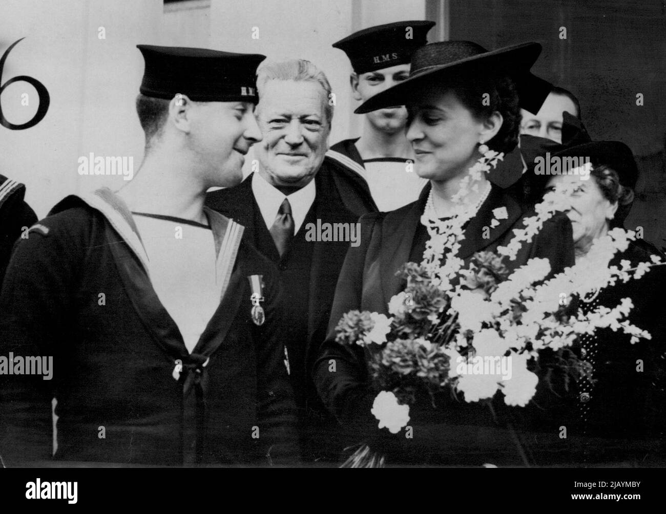 La duchesse de Kent ouvre le club Caribou de Terre-Neuve pour les Forces de Terre-Neuve à Londres -- La duchesse de Kent en conversation à l'extérieur du Club, après la cérémonie d'ouverture, avec le Matelot de 1re classe Marmaduke Winston Spencer Churchill Snow de Middletown Junction (Terre-Neuve) qui a reçu le D.S.M. pour son galantry à Tobruk lors d'une récente investiture. 22 juillet 1943. Banque D'Images