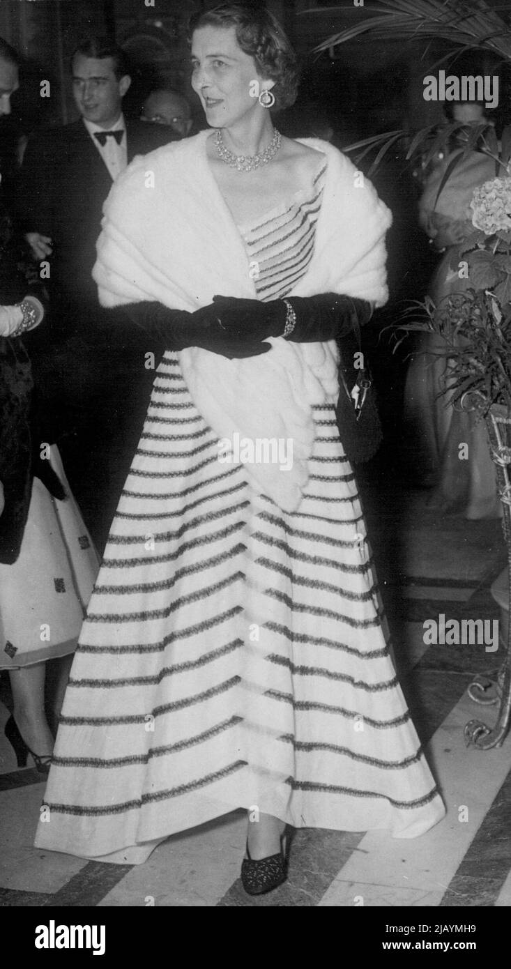 La duchesse de Kent voit Benny Premiere - la duchesse de Kent, portant des gants noirs, une robe rayée de mer-vert, et le cap blanc, arrivant au Palladium. La duchesse de Kent est allée voir la première de Jack Benny au Palladium London, hier soir. Plus tard, elle prit une fête de 14 pour voir Noel Coward faire sa deuxième apparition de quatre semaines au cabaret au café de Paris. Il y avait Douglas Fairbanks, Danny Kaye, Sir Laurence et Lady Oliveier (vivien leigh), et Claudette Colbert. 17 juin 1952. (Photo de Paul Popper, Paul Popper Ltd.). Banque D'Images La duchesse de Kent voit Benny Premiere - la duchesse de Kent, portant des gants noirs, une robe rayée de mer-vert, et le cap blanc, arrivant au Palladium. La duchesse de Kent est allée voir la première de Jack Benny au Palladium London, hier soir. Plus tard, elle prit une fête de 14 pour voir Noel Coward faire sa deuxième apparition de quatre semaines au cabaret au café de Paris. Il y avait Douglas Fairbanks, Danny Kaye, Sir Laurence et Lady Oliveier (vivien leigh), et Claudette Colbert. 17 juin 1952. (Photo de Paul Popper, Paul Popper Ltd.). Banque D'Images