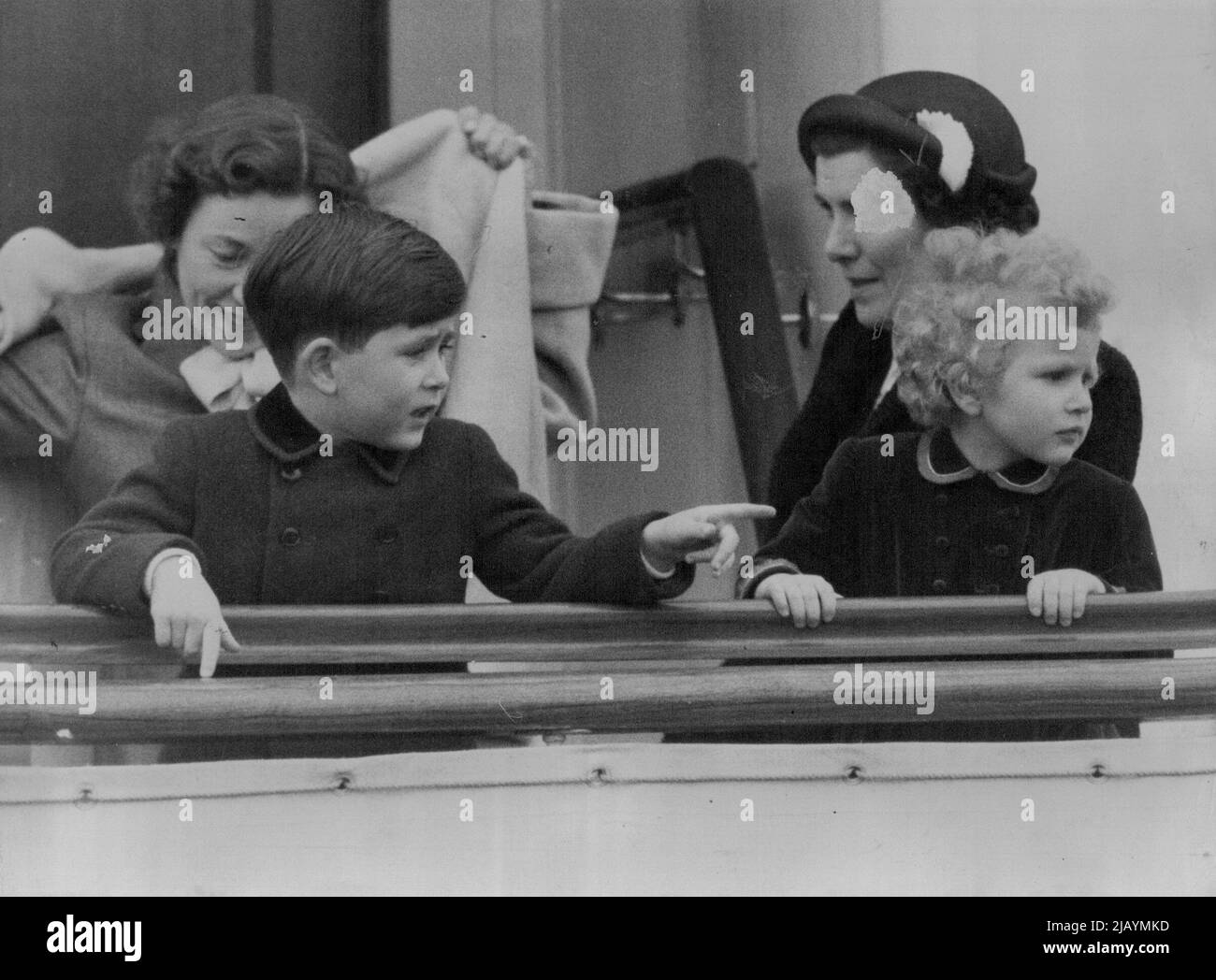 La princesse Anne suit le doigt peint du prince Charles à bord du nouveau yacht royal Britannia dans le chantier naval de Portsmouth jusqu'à aujourd'hui (mercredi). Les enfants royaux découvrirent des sites intéressants tout autour d'eux alors qu'ils naviguaient pour rencontrer leurs parents, la Reine et le duc d'Édimbourg, à Tobruk. Les employés des chantiers maritimes leur ont donné un moyen de réutilisation. 14 avril 1954. (Photo de Reuterphoto). Banque D'Images
