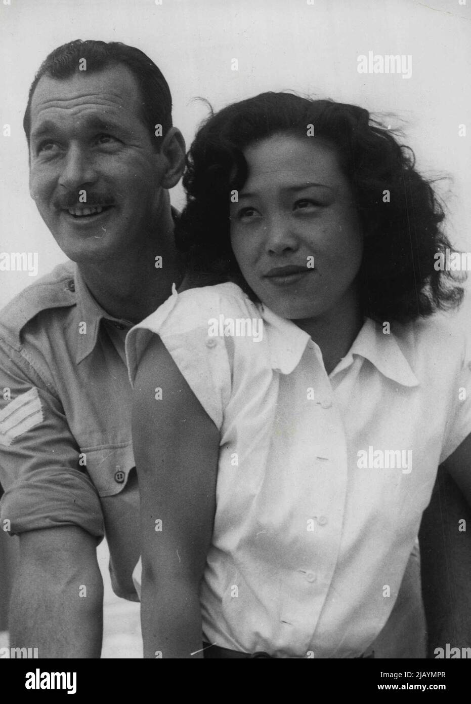 Japonais américain: Sgt. Rusty Kellog, qui était au Japon depuis sept ans, ramène avec lui sa femme japonaise née à Los Angeles, Helen, 27 ans, à Perth. 08 avril 1953. Banque D'Images