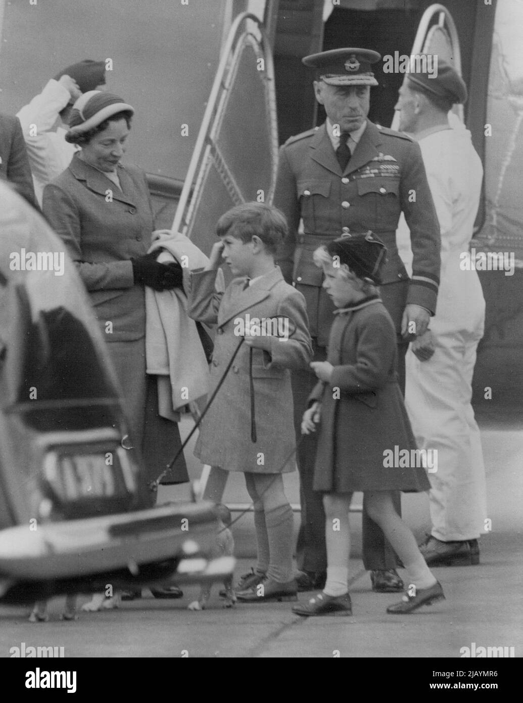 Royal Children Retour à Londres -- de retour à Londres de leur séjour à Balmoral sont Prince Charles et la princesse Anne, tenant un corgi d'animal de compagnie sur une ligne chacun à leur arrivée à l'aéroport de Londres de Aberdeen cet après-midi (jeudi). Le vol, le premier des enfants royaux, a été retardé à partir de dimanche - quand la Reine est revenue - parce que la princesse Anne avait une infection d'oreille. 09 juin 1955. Banque D'Images