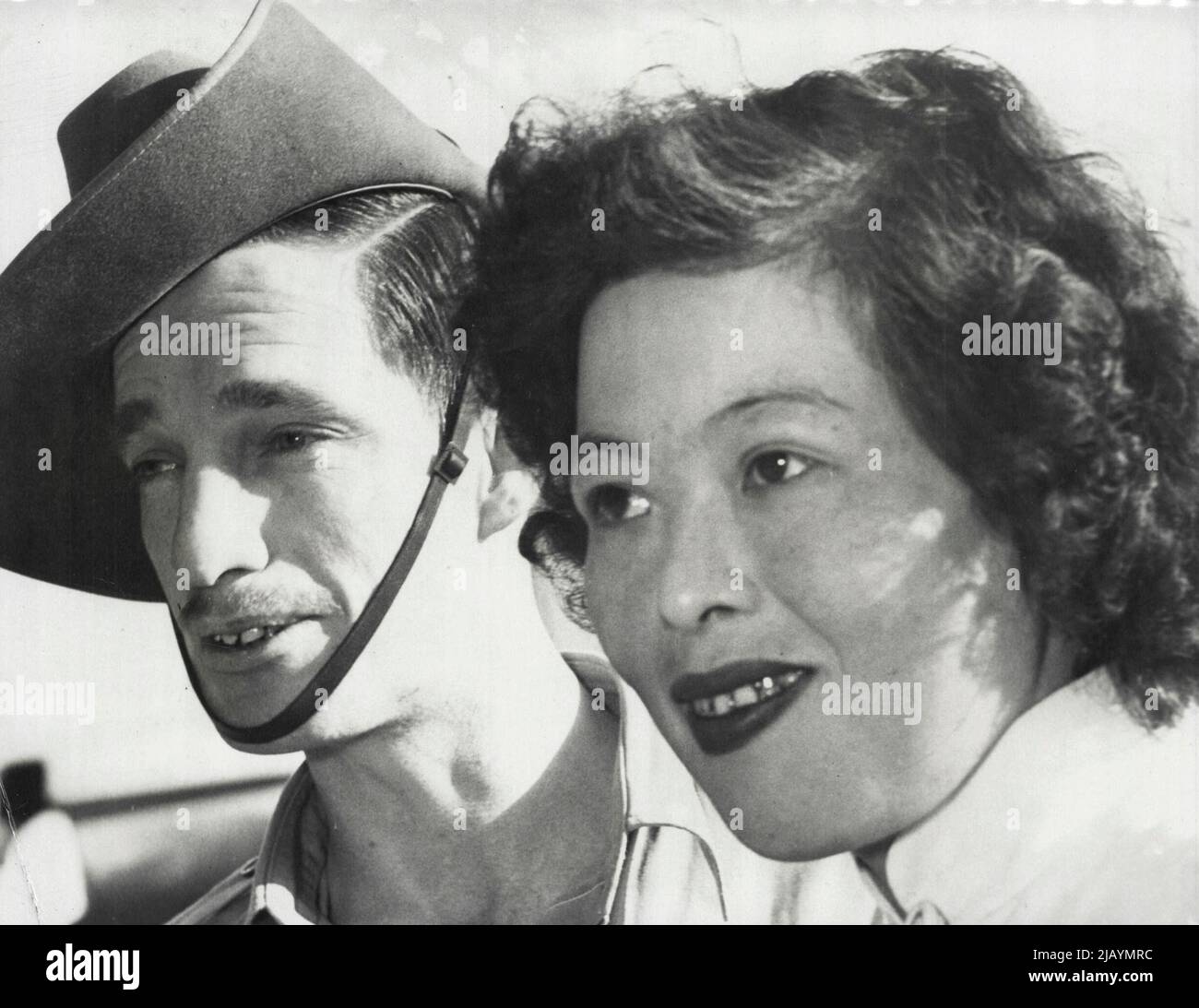 Sgt V.C.Ceasar de Brisbane et sa mariée de Jap, Sugako 25. Ils ont été mariés 4 fois - deux fois chrétiens - deux fois dans les bureaux d'enregistrement. 25 juin 1953. Banque D'Images