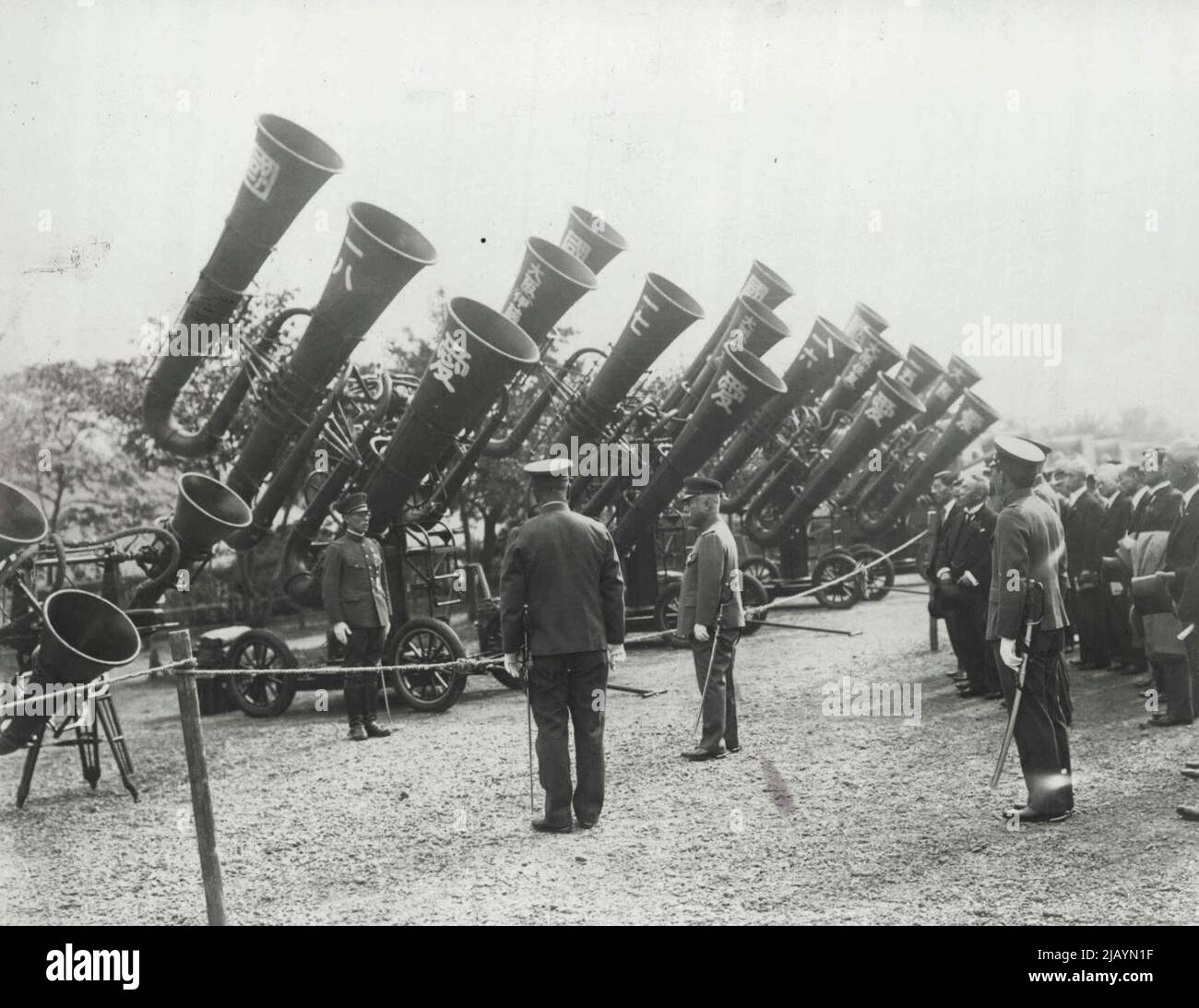 Anti-avions et Prince Nashimoto no Miya au sol de la division 4th d'Osaka qui a consacré à la division des citoyens de la ville d'Osaka. Ce dévouement du patriotisme national est la première chose de ce genre. 29 novembre 1932. Banque D'Images