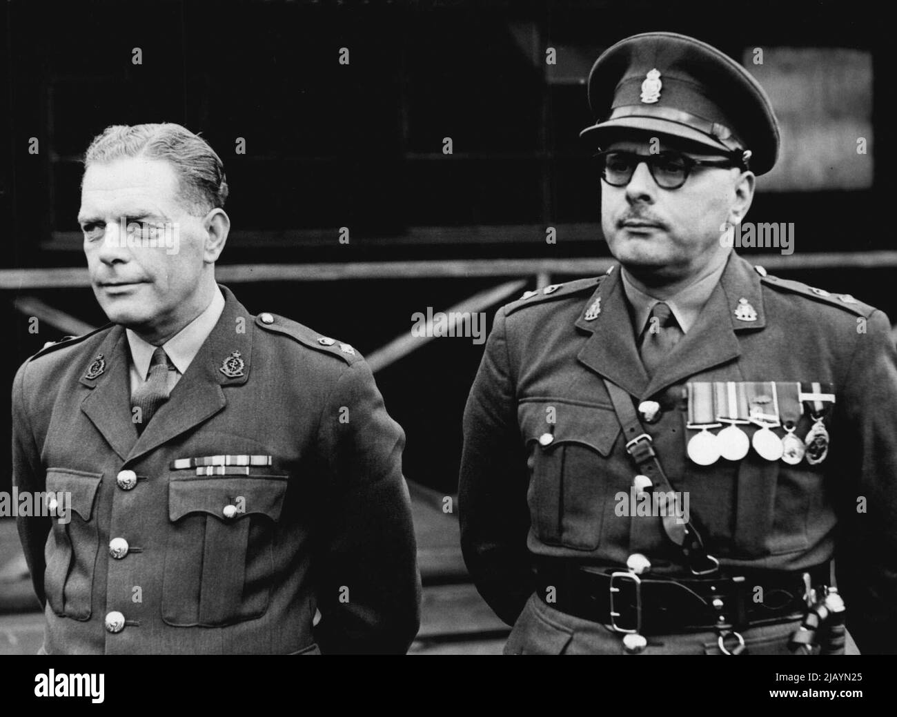 Mort d'un soldat - Hôpital C.O. Tribunal -- le lieutenant-colonel Alfred Gleave (à gauche) avec le lieutenant-colonel G.H. Dudley son escorte. Photo prise hier. Au camp de Saighton, à Chester, hier, la cour martiale a ouvert le lieutenant-colonel Alfred Greave, commandant de l'hôpital militaire de Moston Hall, à Chester. Le lieutenant-colonel a été accusé de ne pas avoir signalé ou investi des allégations de mauvais traitements d'un patient solider. Il a accepté une déclaration à l'intention de la presse indiquant qu'une enquête complète avait été faite sur les allégations de mauvais traitements d'un patient-soldat, sachant qu'il en était de même faux. J Banque D'Images