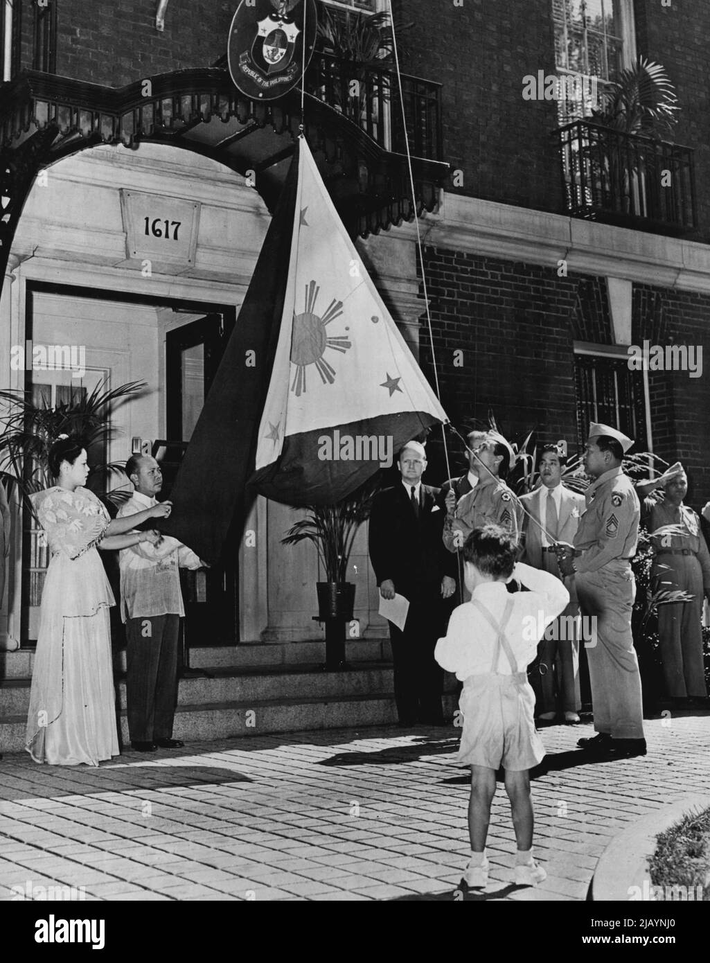 Le drapeau de la République philippine a été levé le 1946 juillet sur l'ambassade du pays à Washington. Ce jour-là, le peuple des États-Unis, en étalonnant 170 ans d'indépendance, accorda volontairement l'indépendance complète au peuple des 7 058 îles Philippines. 06 septembre 1950. (Photo par United Press information Service). Banque D'Images