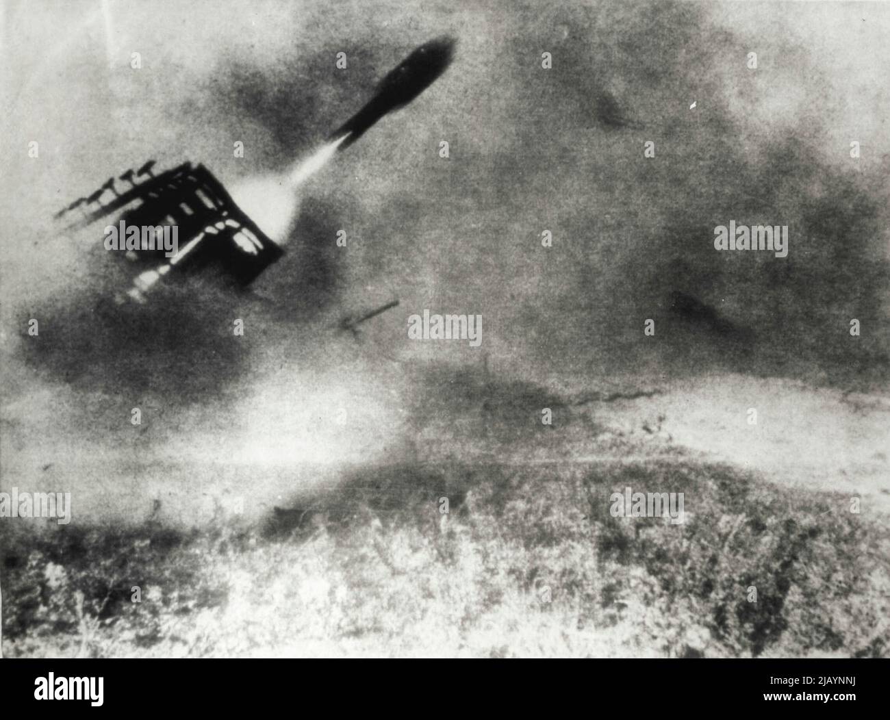 Le fusil de fusée allemand en action -- c'est la première des six roquettes tirées de l'un des nouveaux canons de fusée d'Allemagne selon la légende allemande de cette photo reçue ici par Londres. 23 décembre 1943. (Photo par AP Wirephoto). Banque D'Images