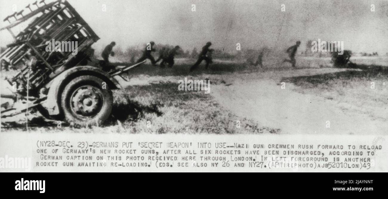 Les Allemands ont mis en service « l'arme de chasse » -- les hommes d'armes nazis se précipitent vers l'avant pour recharger l'un des nouveaux canons à roquettes de l'Allemagne, après que les six roquettes ont été délaies, selon la légende allemande sur cette photo reçue ici par Londres. Au premier plan gauche se trouve un autre pistolet à roquettes en attente de rechargement. 23 décembre 1943. (Photo par AP Wirephoto). Banque D'Images