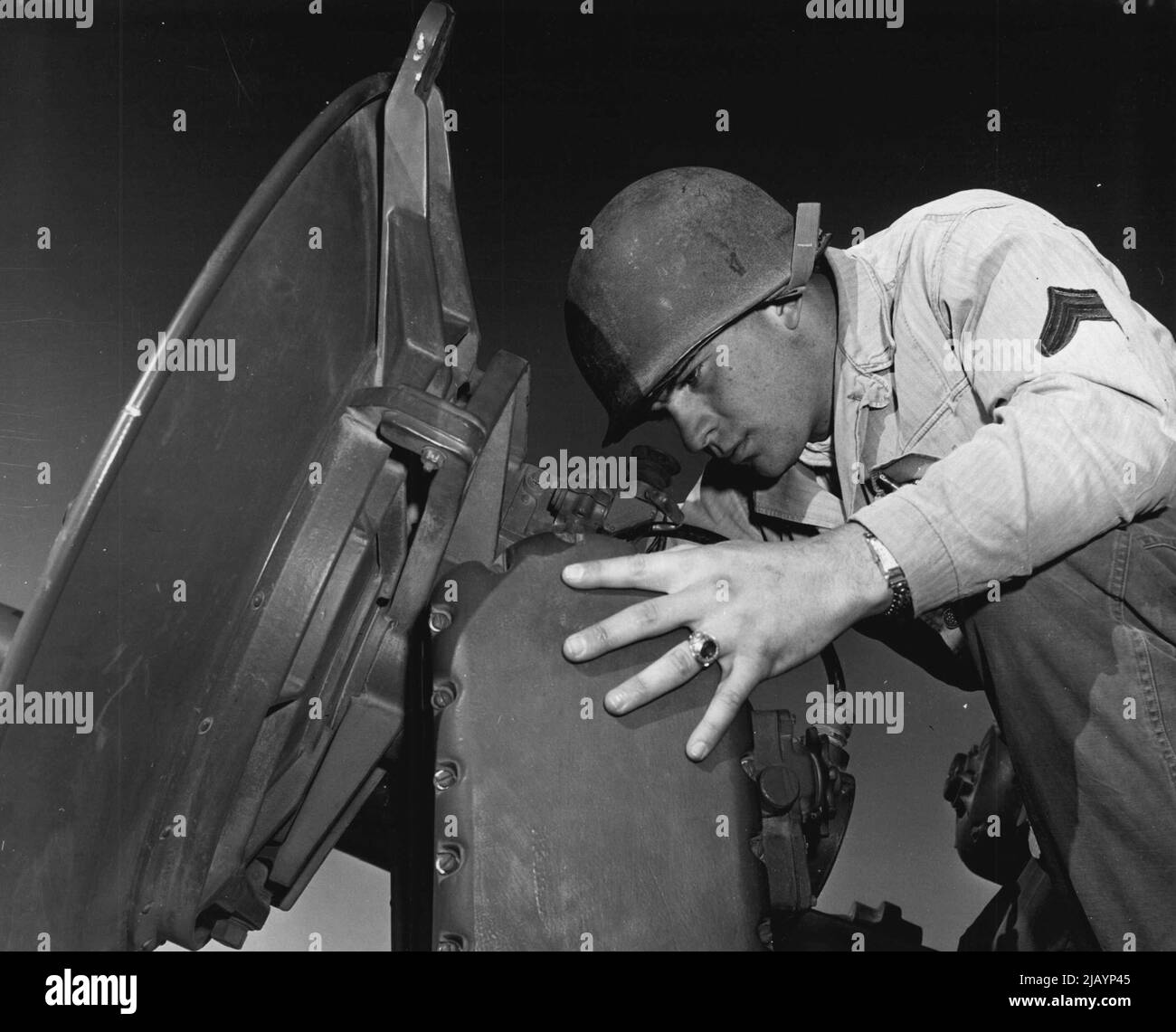 Regardez les Skies -- Cpl. Don Hackney, Lamesa, Texas, aligne l'axe optique avec l'axe électrique lorsqu'il collimate le détecteur radar de-vice sur le balai du ciel. Cpl. Hackney est affecté à la batterie a, 531st bataillon d'artillerie antiaérienne, fort Bliss, Texas. 02 décembre 1954. (Photo par photo officielle de l'armée américaine). Banque D'Images