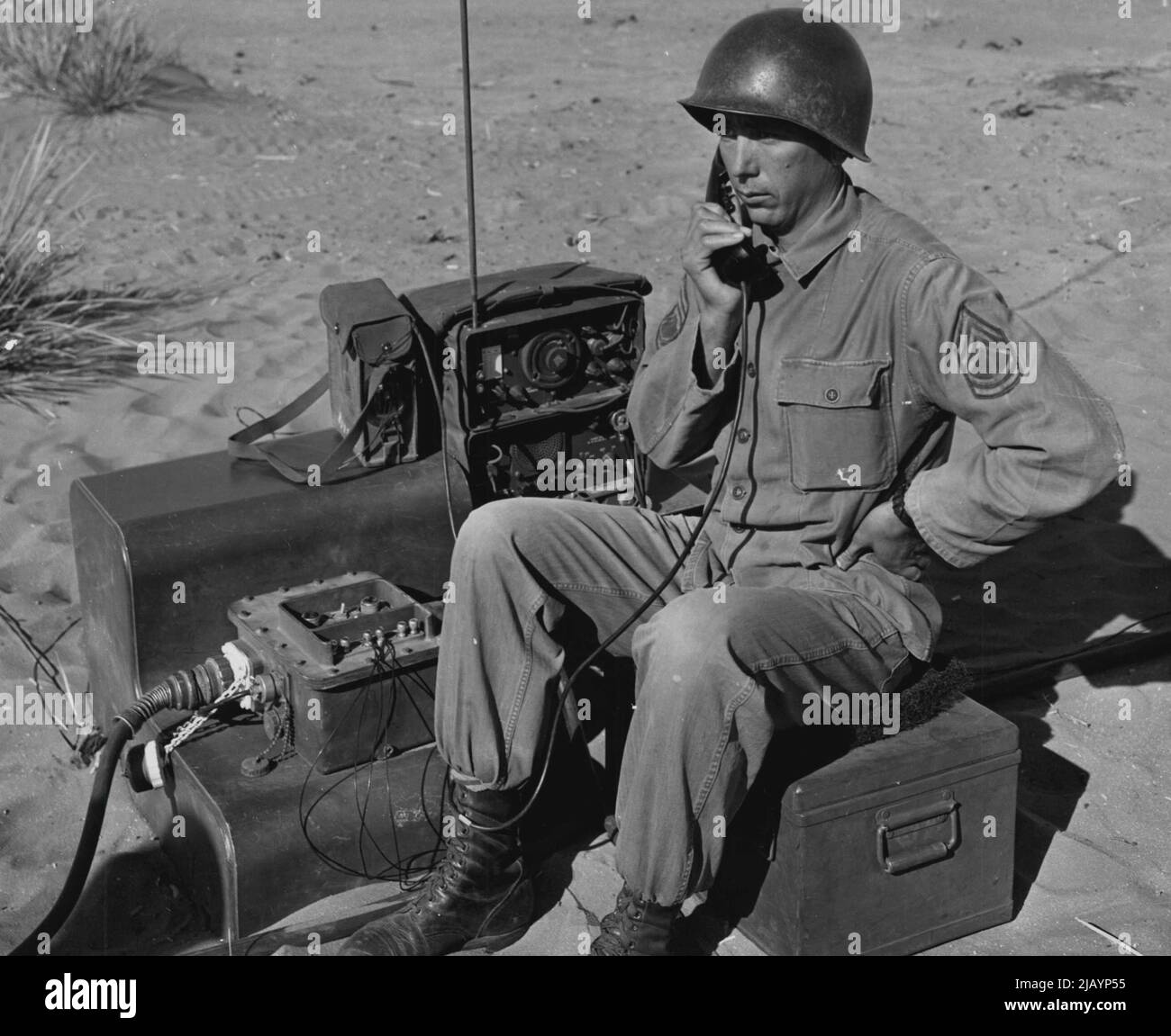 Regardez les Skies -- SFC. Millard Holman, Buford, Géorgie, dirige le tir du balai de ciel de sa position à l'arrière de l'équipage du canon. SFC. Holman est le chef de section de l'équipe d'armes à feu, batterie a, 531st bataillon d'artillerie antiaérienne, fort Bliss, Texas. 02 décembre 1954. (Photo par photo officielle de l'armée américaine). Banque D'Images