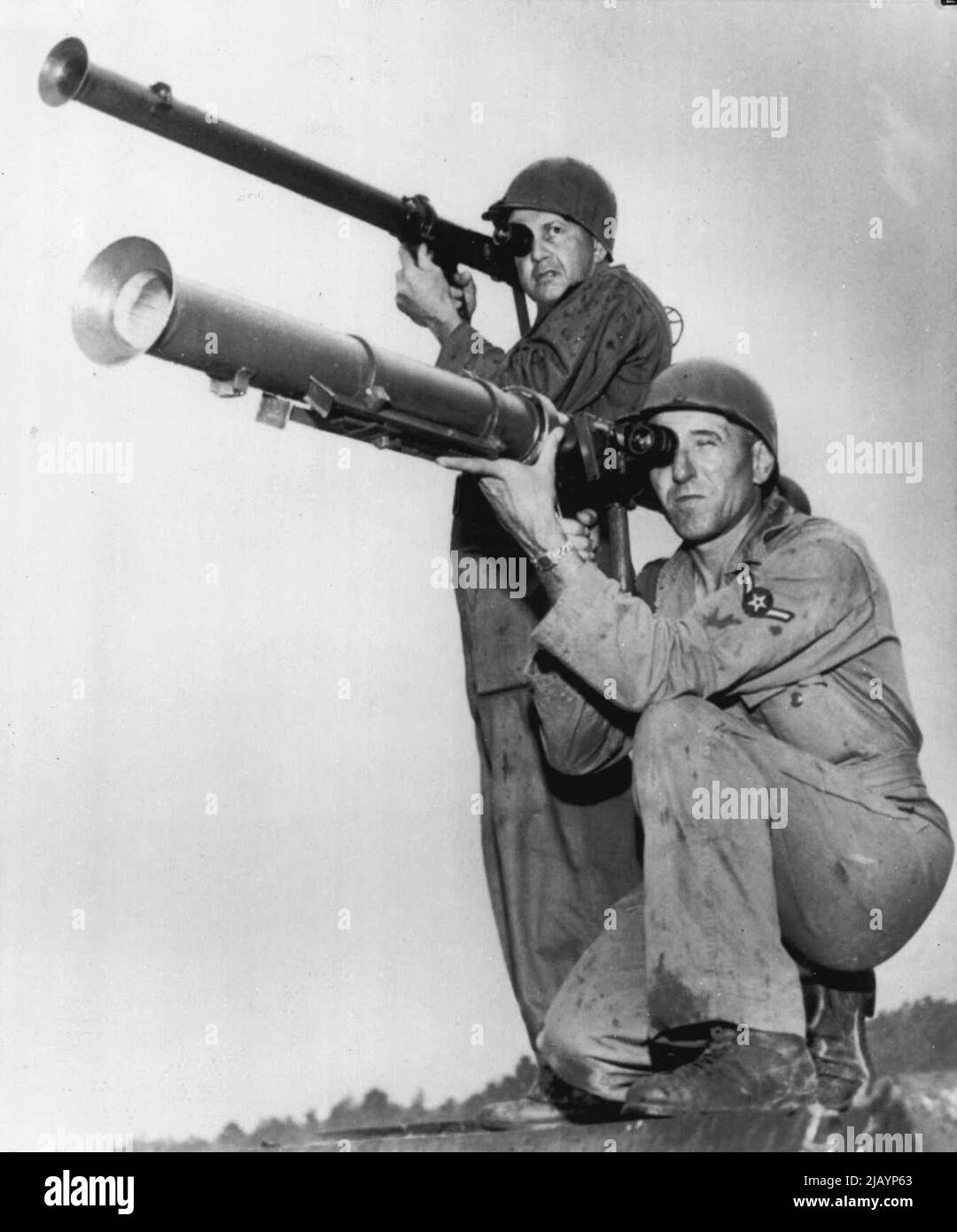 Big Brother -- le plus grand des deux bazookas ci-dessus est la fusée de 3,5 pouces qui a récemment été lancé dans la bataille en Corée. Lors de son premier jour d'action, il a éliminé huit grands chars. C'est l'arme anti-char la plus efficace disponible ayant la capacité de pénétrer environ onze pouces de plaque d'armure, c'est le "Big Brother" à la bazooka 2,36 montré étant tenu (au sommet) par le privé Leroy McCargell de Liberty Grove, Le 3,5 est le PFC Matthew Keppinger de Havre de Grace. 28 juillet 1950. (Photo par AP Wirephoto). Banque D'Images