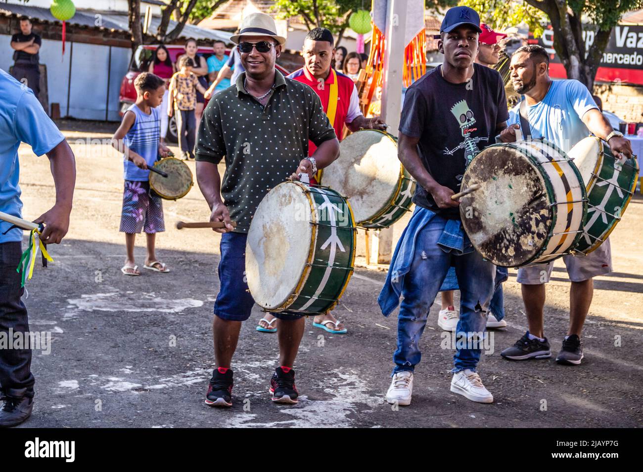Goiania, Goiás, Brésil – 22 mai 2022: Un groupe de fêtards, utilisant des instruments à percussion, répétition pour les Congadas de Goiânia. Banque D'Images